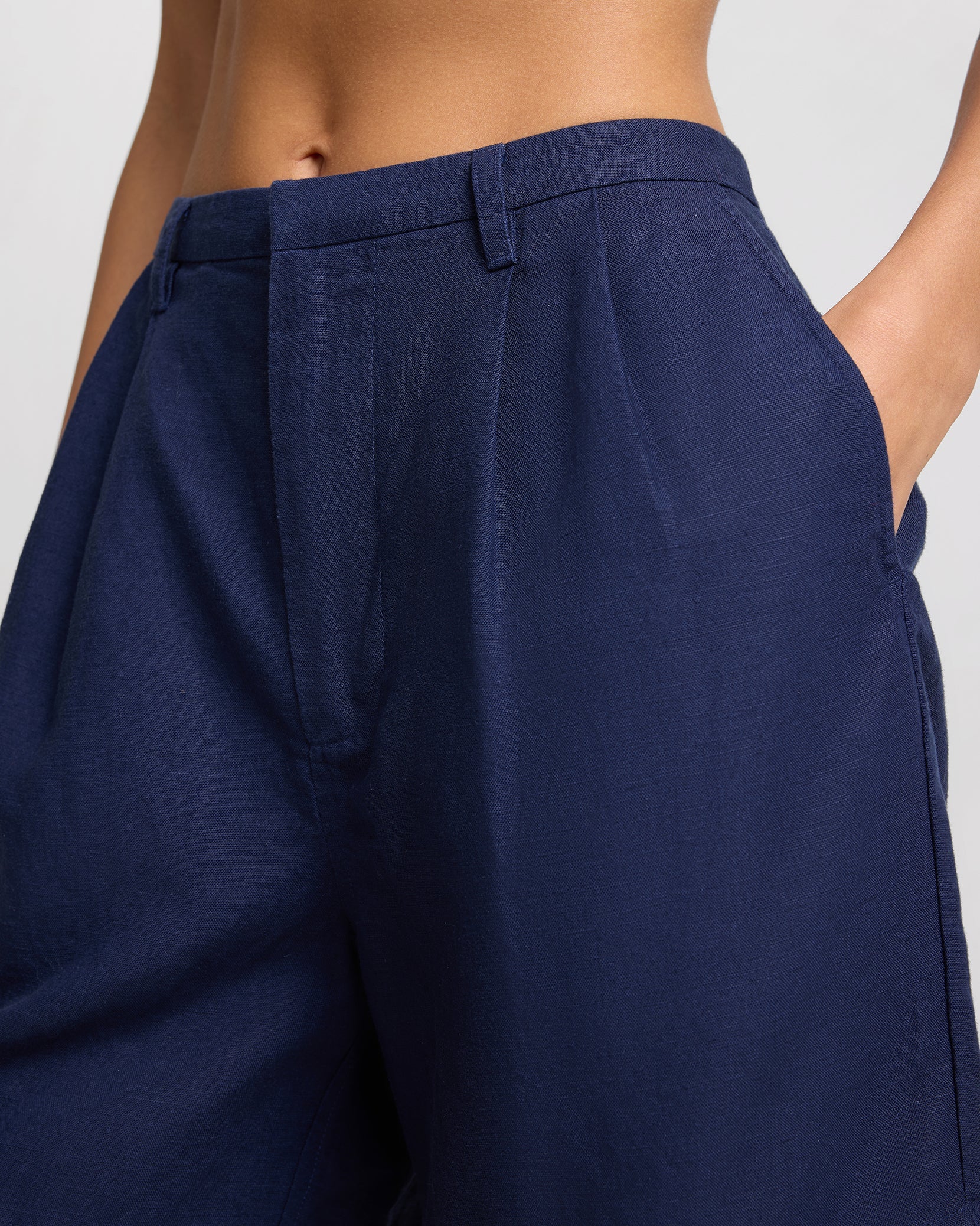 Womens | Air Linen Pleated Bermuda Short | Noir Navy - Image 4
