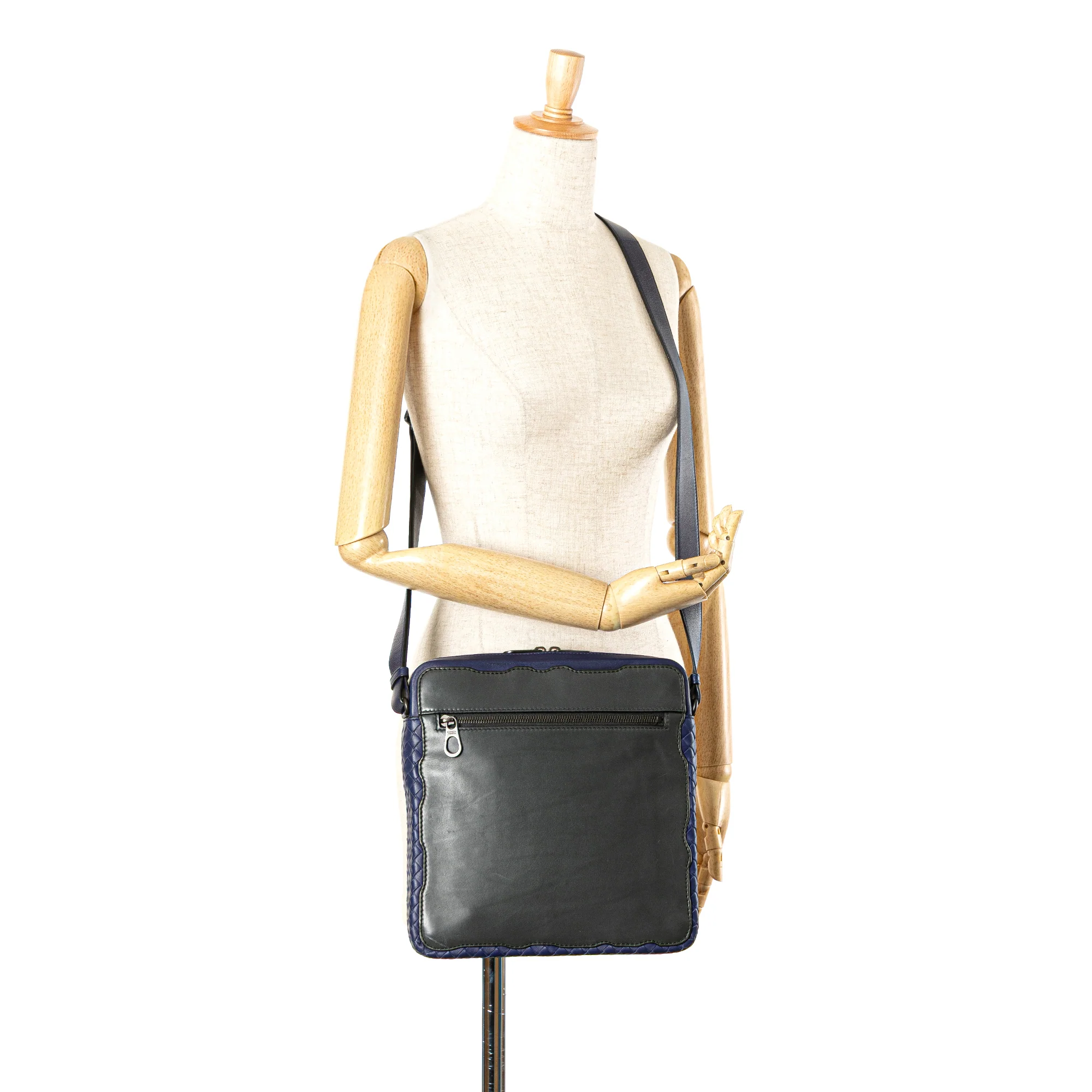 Bottega Veneta | Pre-Owned Intrecciato Trimmed Leather Crossbody | Black/Blue - Image 4