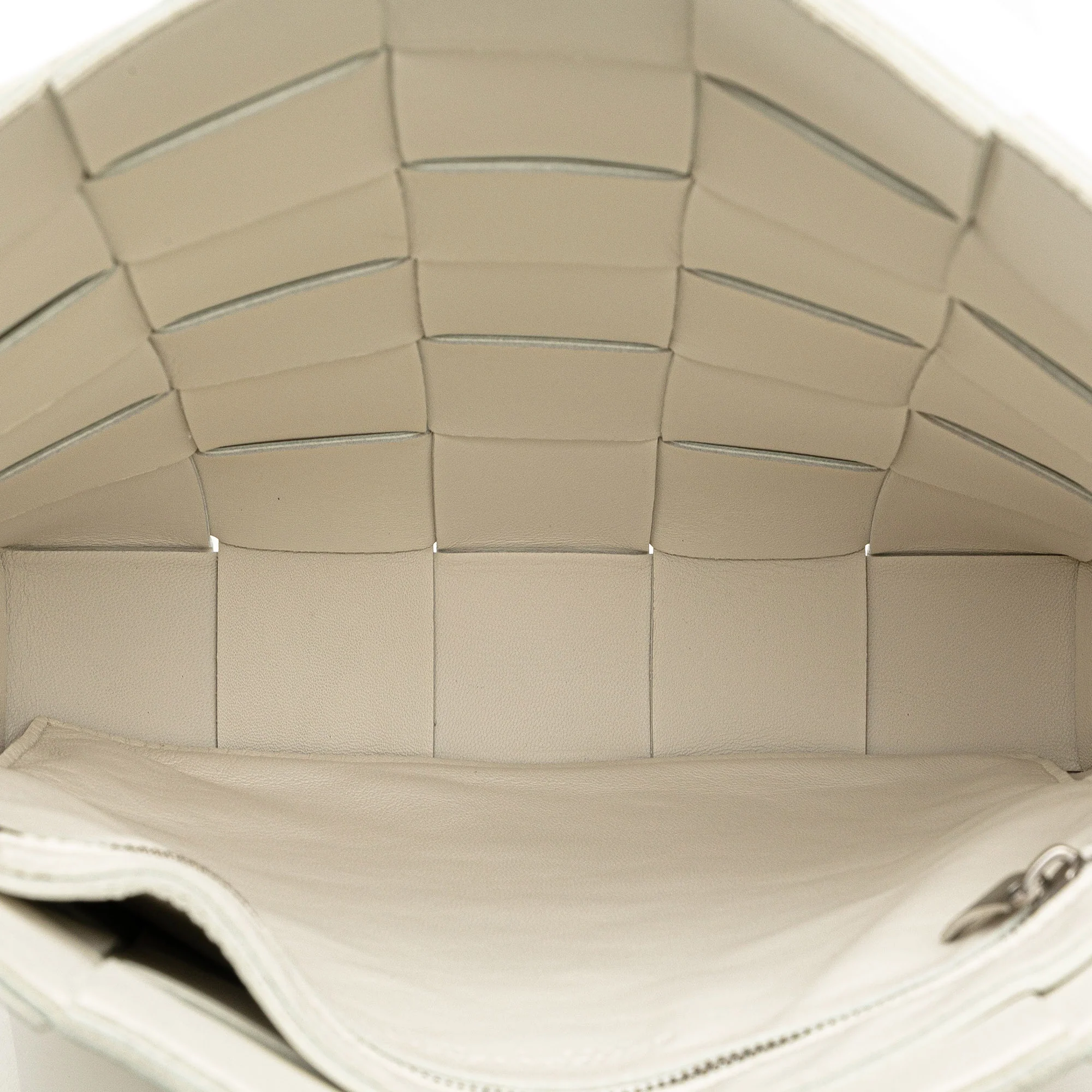 Bottega Veneta | Pre-Owned Nappa Intrecciato Cassette Messenger | White - Image 4