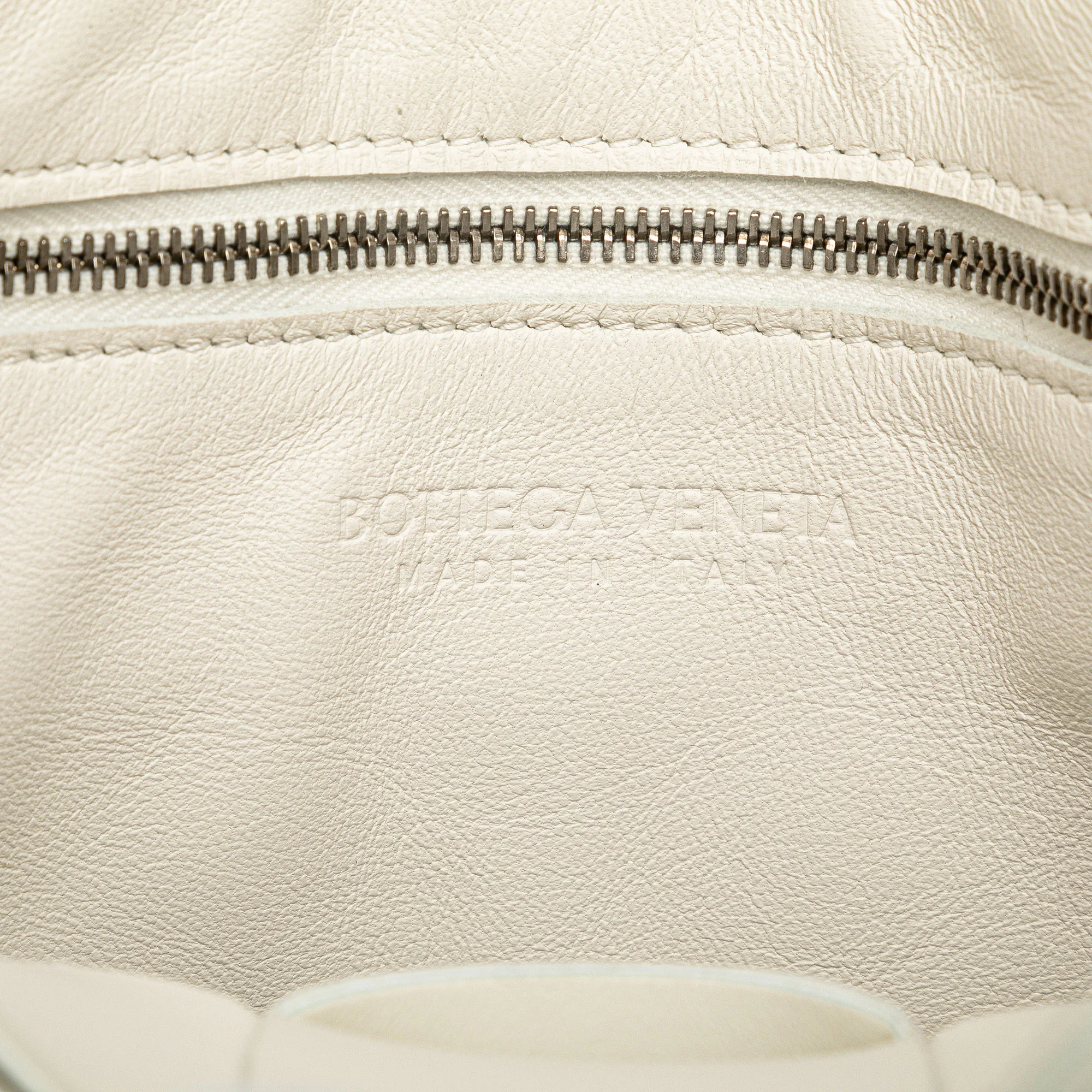 Bottega Veneta | Pre-Owned Nappa Intrecciato Cassette Messenger | White - Image 5