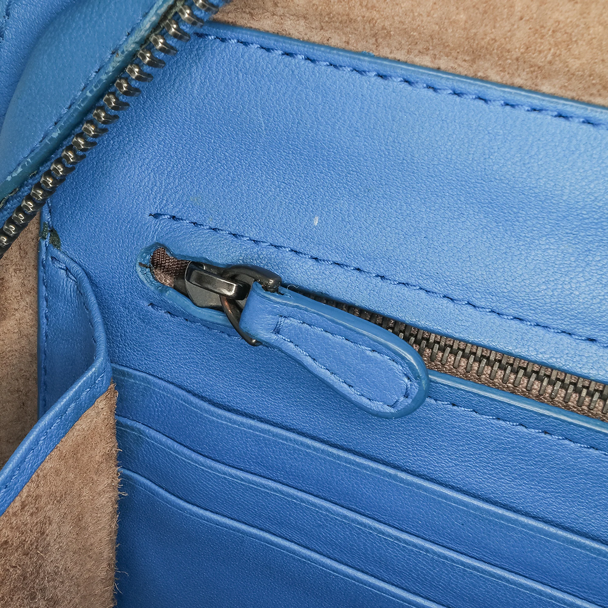 Bottega Veneta | Pre-Owned Nappa Intrecciato Zip Around Wallet On Chain | Blue - Image 6
