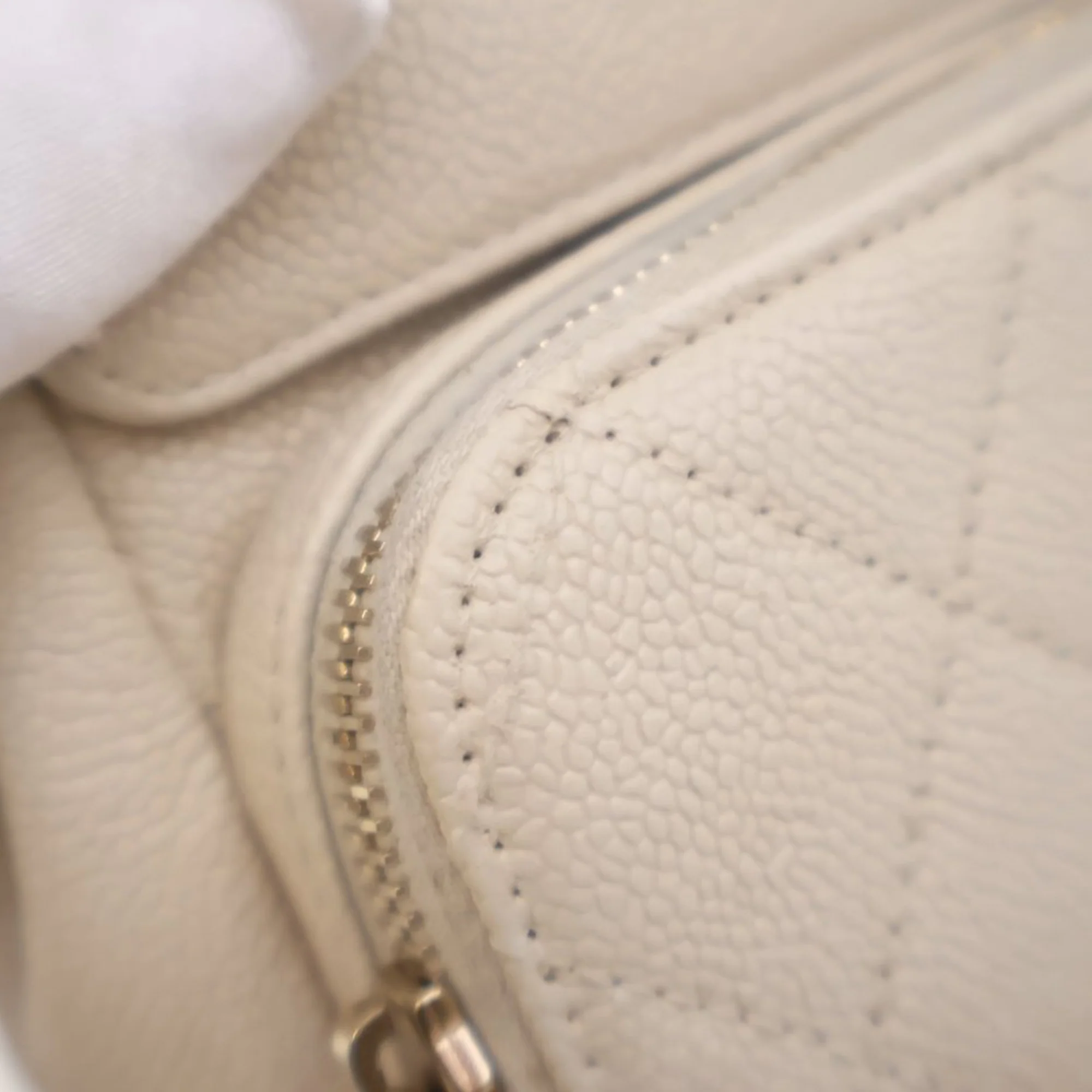 Chanel | Pre-Owned Caviar Business Affinity Messenger Flap | White/Ivory - Image 10
