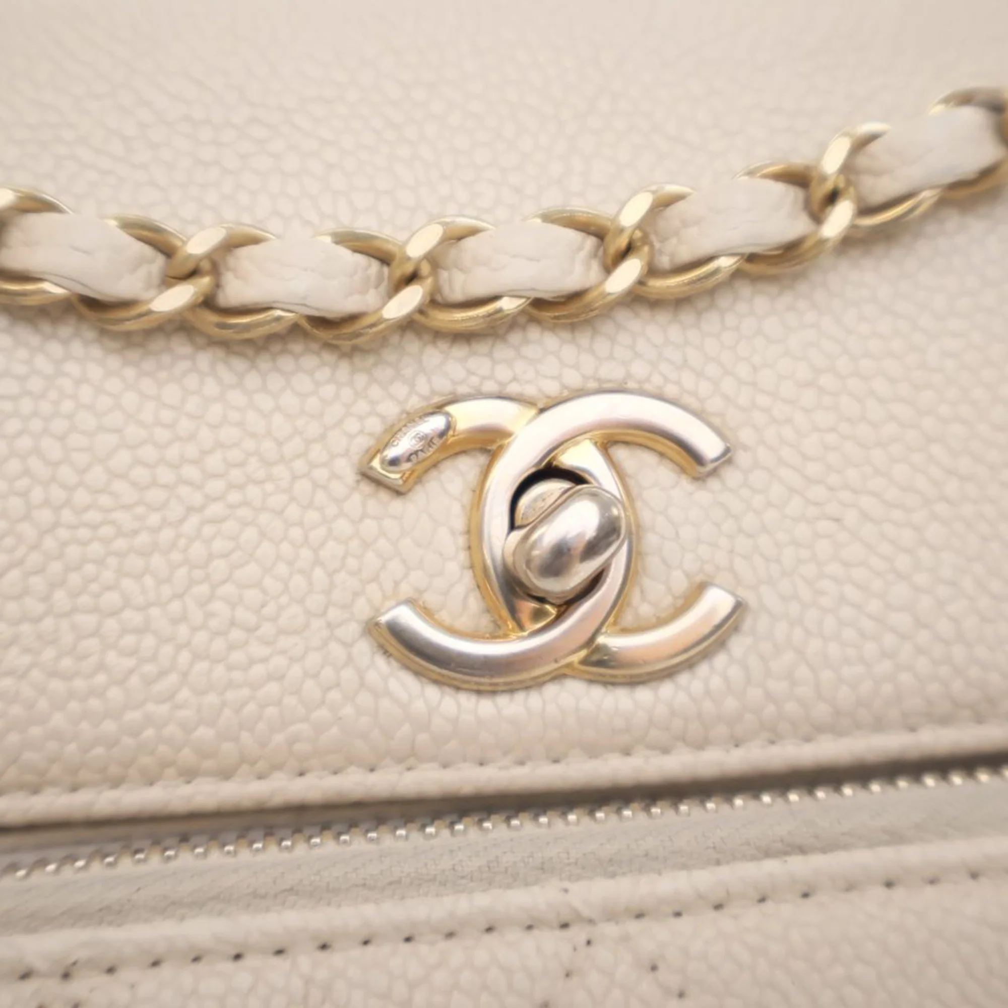 Chanel | Pre-Owned Caviar Business Affinity Messenger Flap | White/Ivory - Image 7