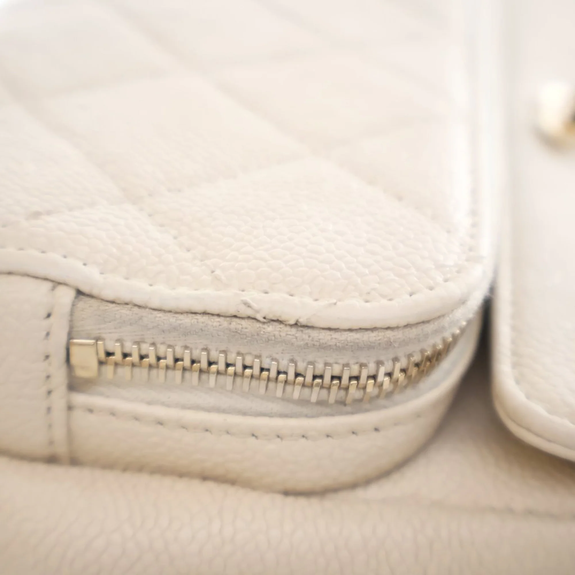 Chanel | Pre-Owned Caviar Business Affinity Messenger Flap | White/Ivory - Image 8