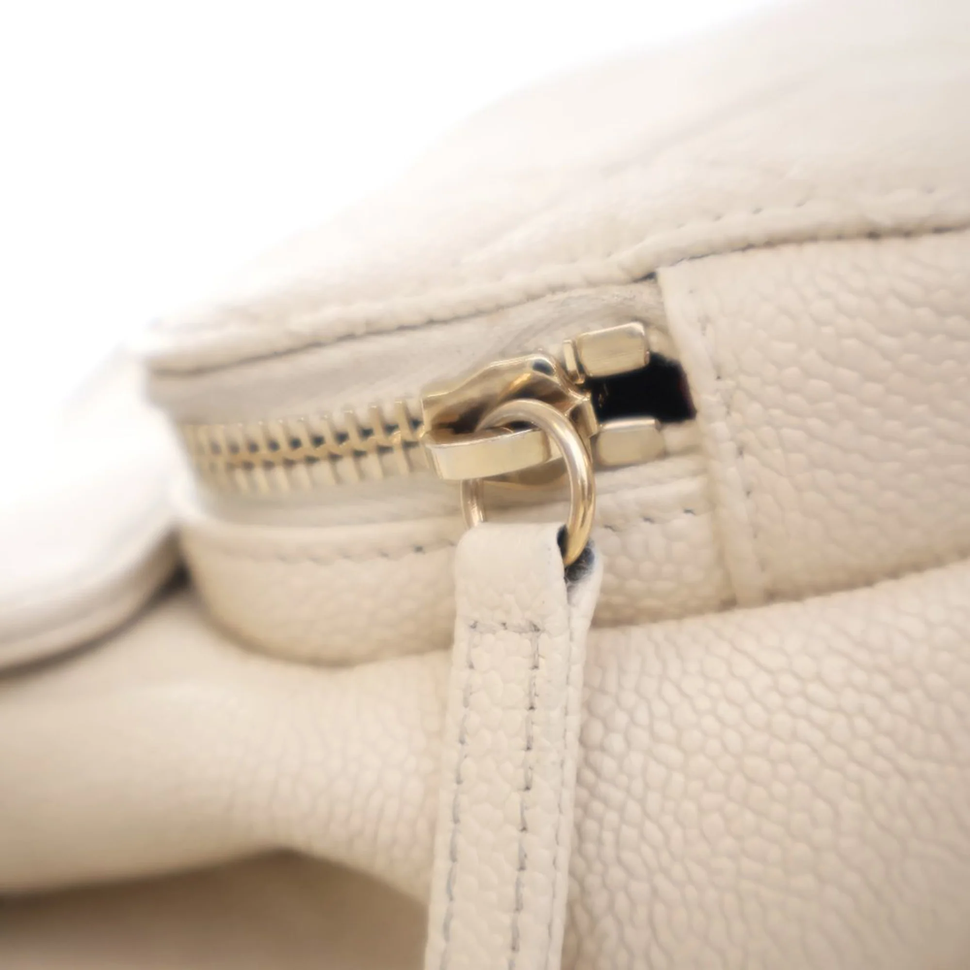 Chanel | Pre-Owned Caviar Business Affinity Messenger Flap | White/Ivory - Image 9
