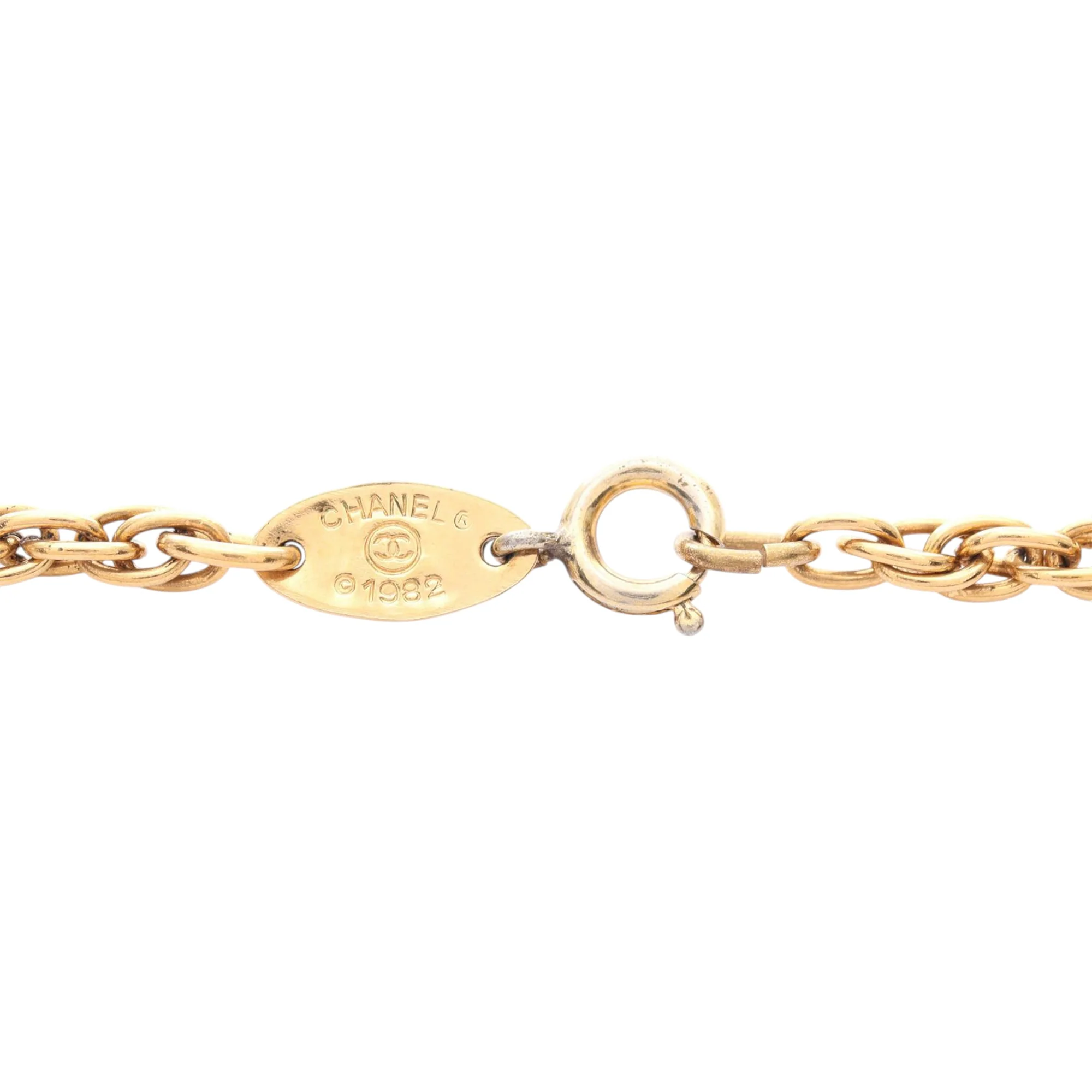 Chanel | Pre-Owned CC Gold Plated Round Pendant Necklace | Gold - Image 3
