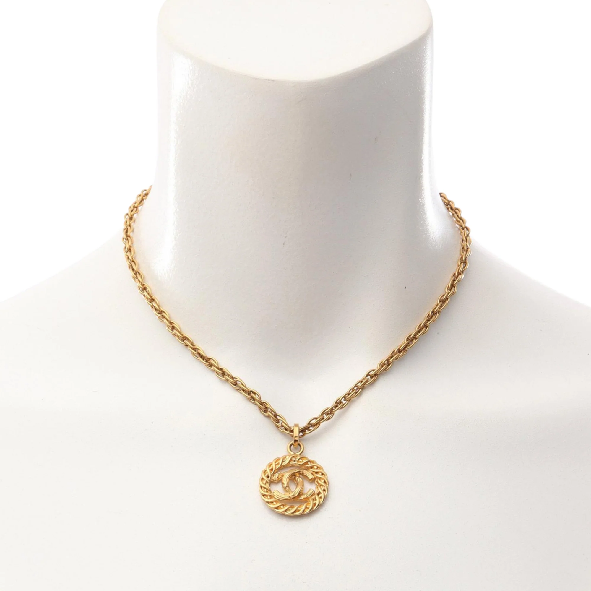 Chanel | Pre-Owned CC Gold Plated Round Pendant Necklace | Gold - Image 5