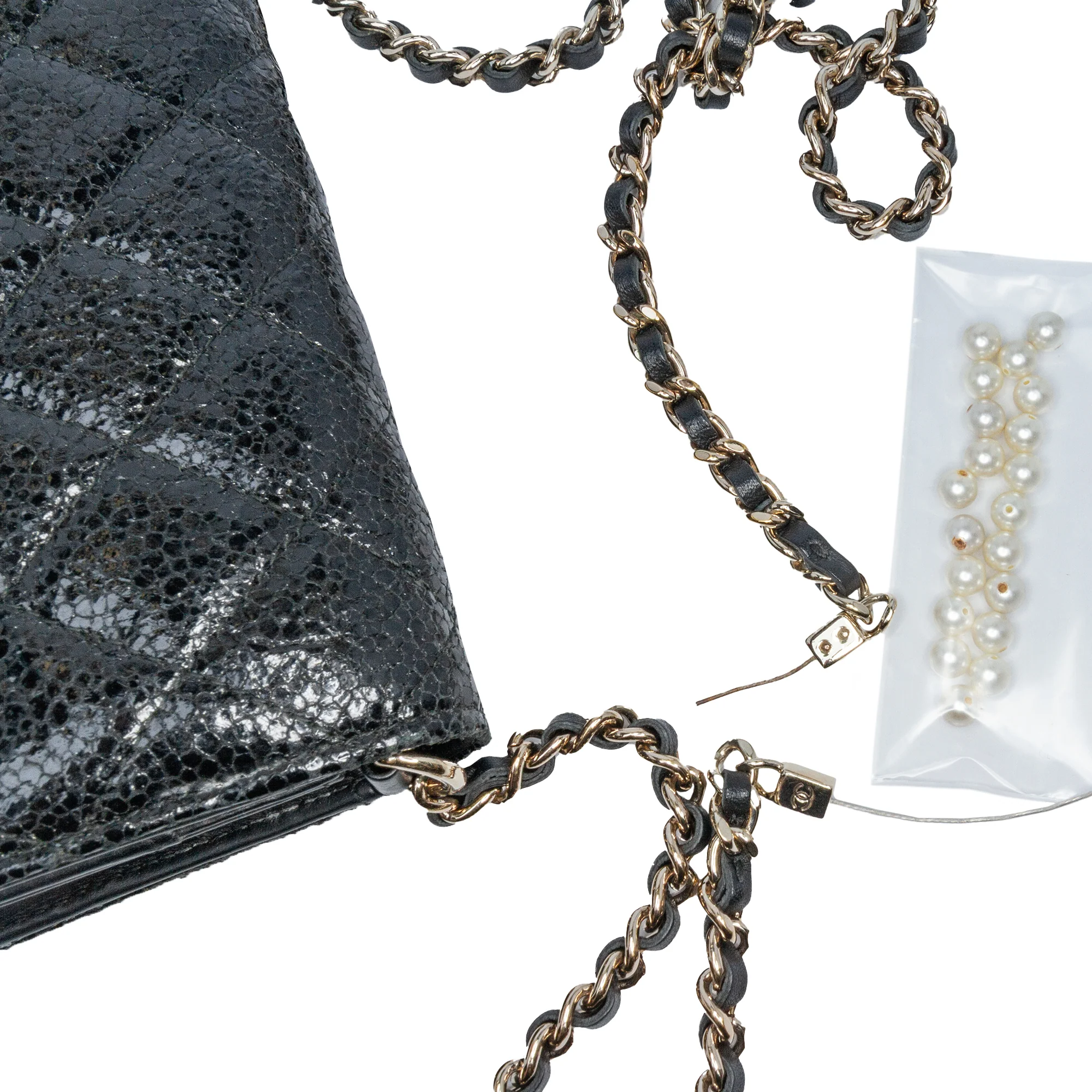 Chanel | Pre-Owned CC Quilted Crackled Patent Pearl Strap Wallet On Chain | Black - Image 5