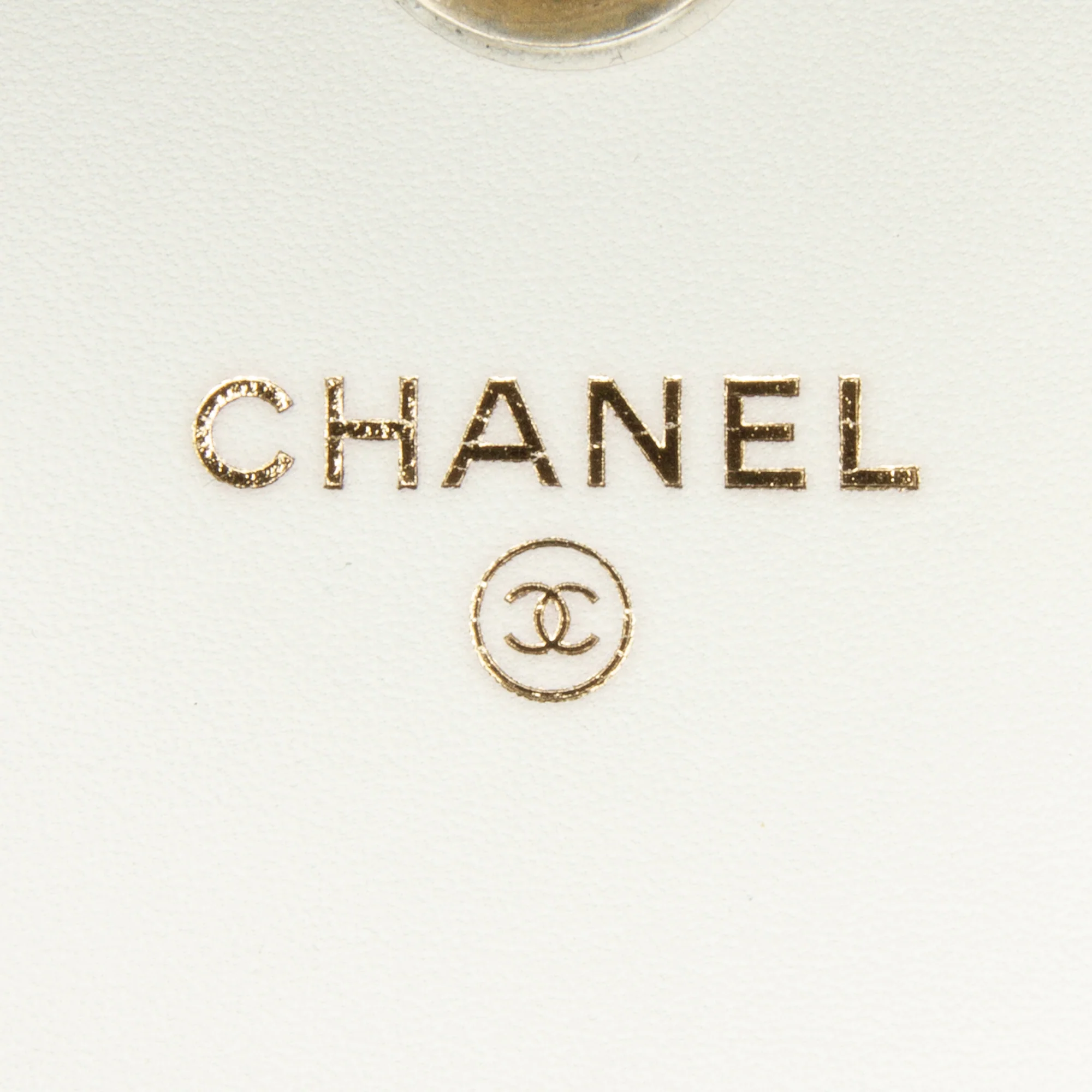 Chanel | Pre-Owned Enchained Wallet on Chain | White - Image 8