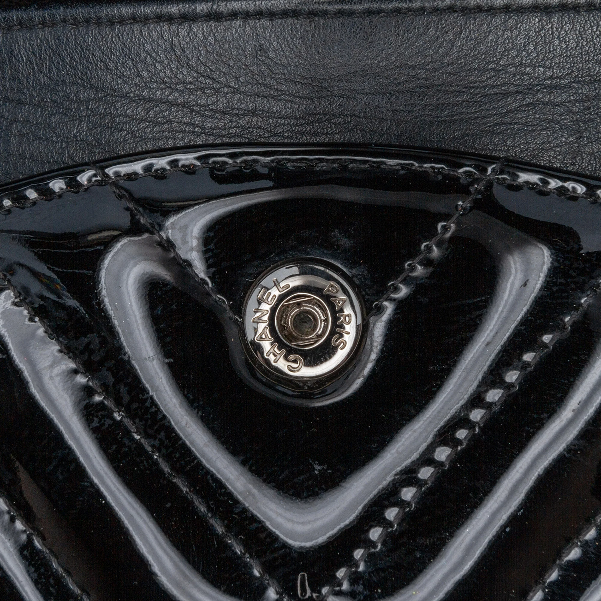 Chanel | Pre-Owned Medium Classic Chevron Patent Double Flap - I | Black - Image 11