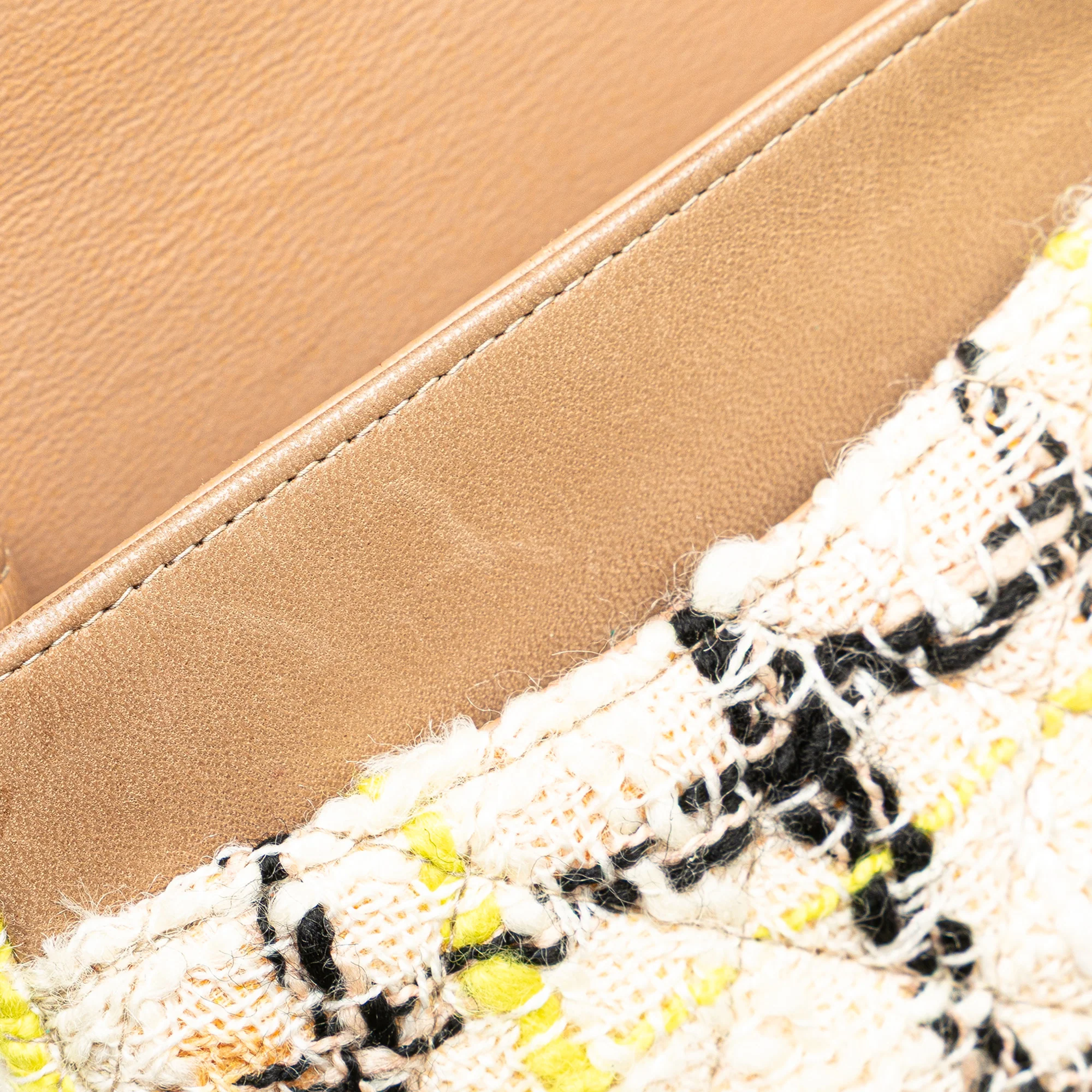 Chanel | Pre-Owned Medium Classic Tweed Double Flap | Beige - Image 3
