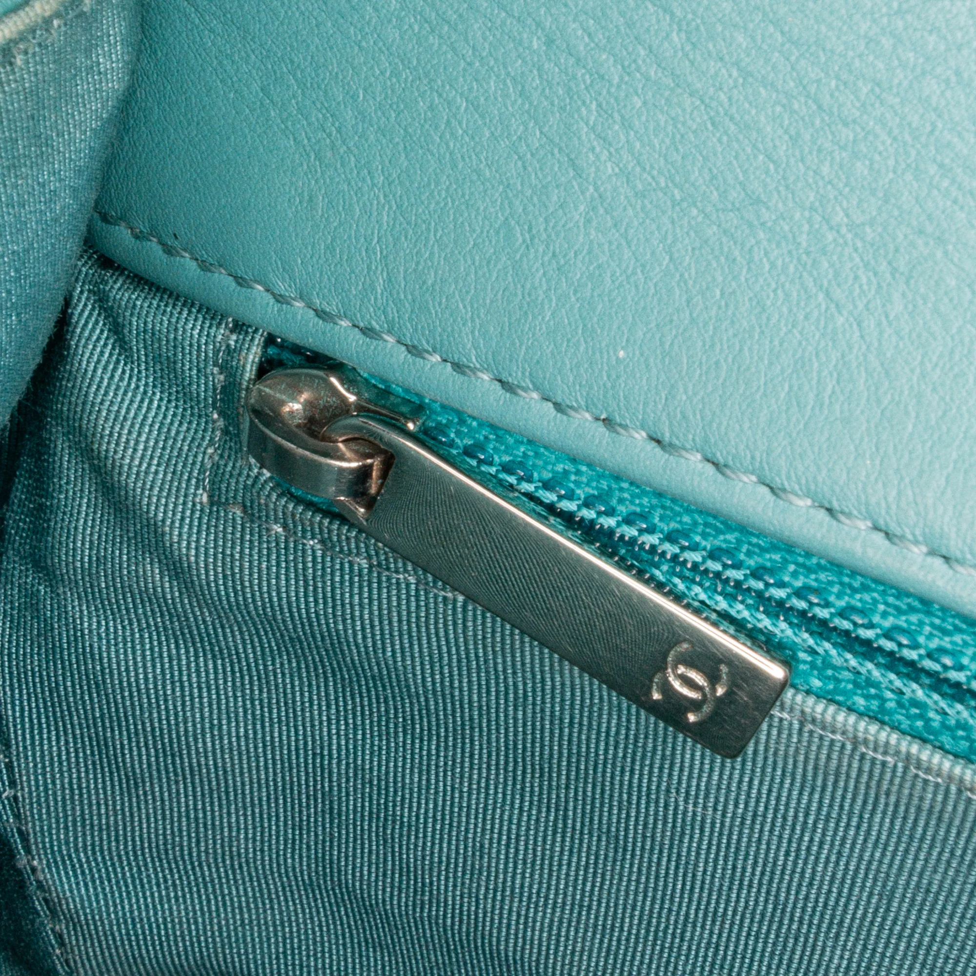 Chanel | Pre-Owned Medium Crumpled Calfskin Bi Vintage Full Flap | Blue/Turquoise - Image 7
