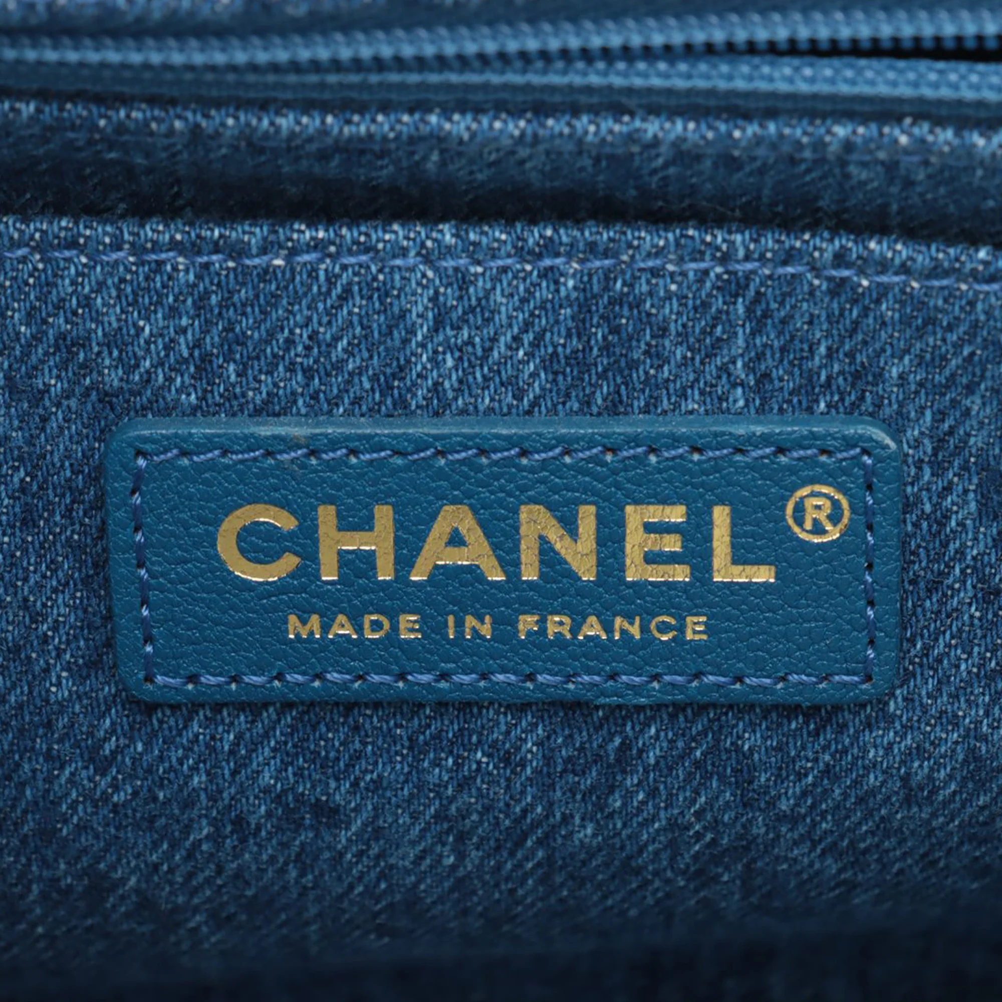 Chanel | Pre-Owned Medium Shearling Denim Egypt Hieroglyph Single Flap | Blue/DenimWhite/Ivory - Image 11