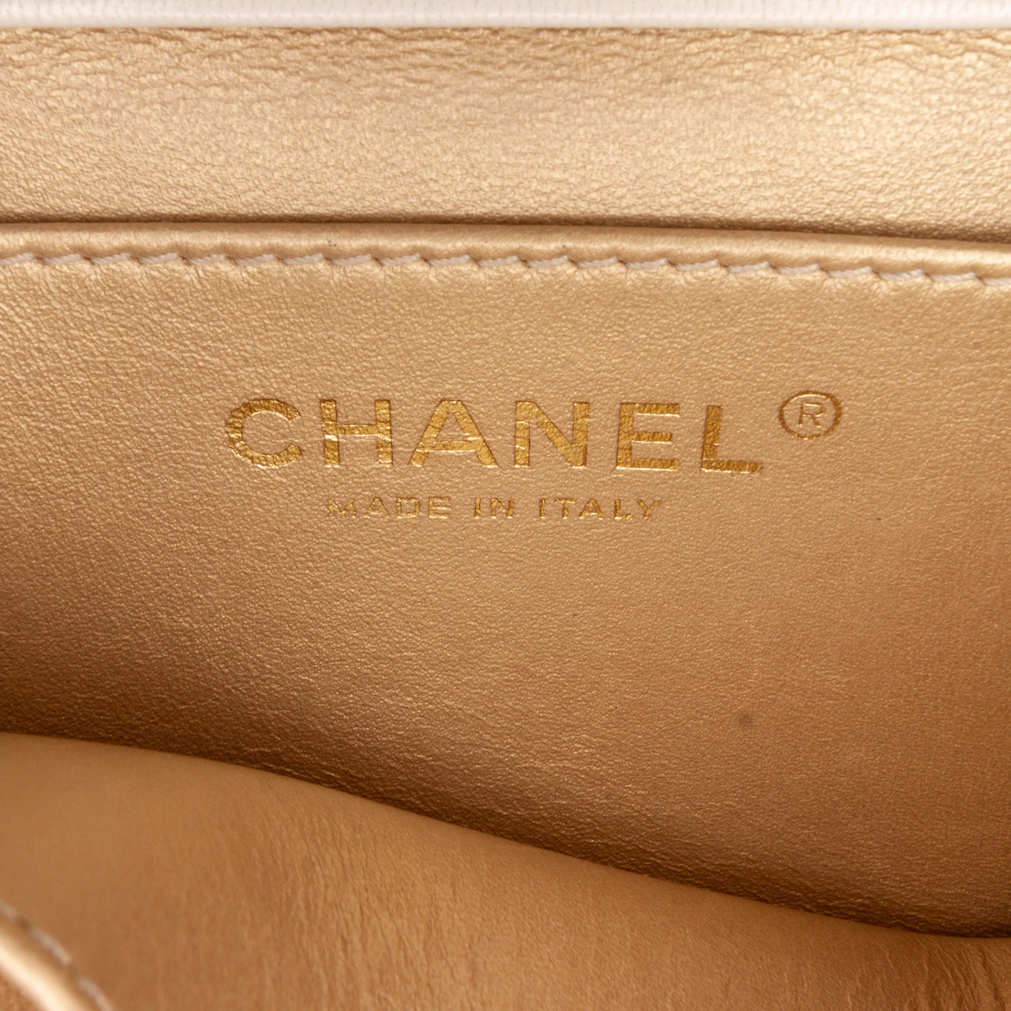 Chanel | Pre-Owned Mini Chic Pearls Crossbody | White - Image 8