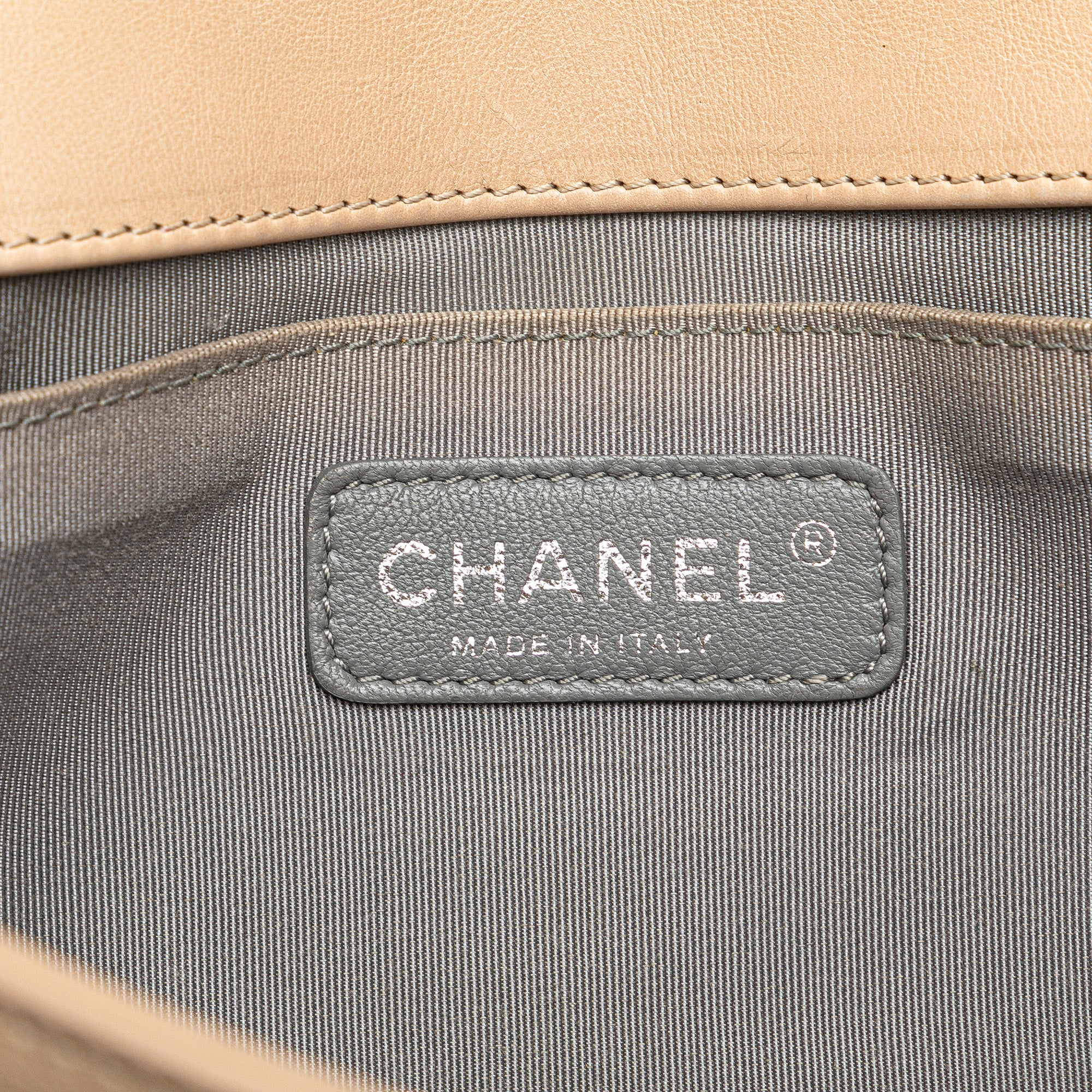 Chanel | Pre-Owned Old Medium Aged Calfskin Double Stitch Boy Flap | Beige - Image 6