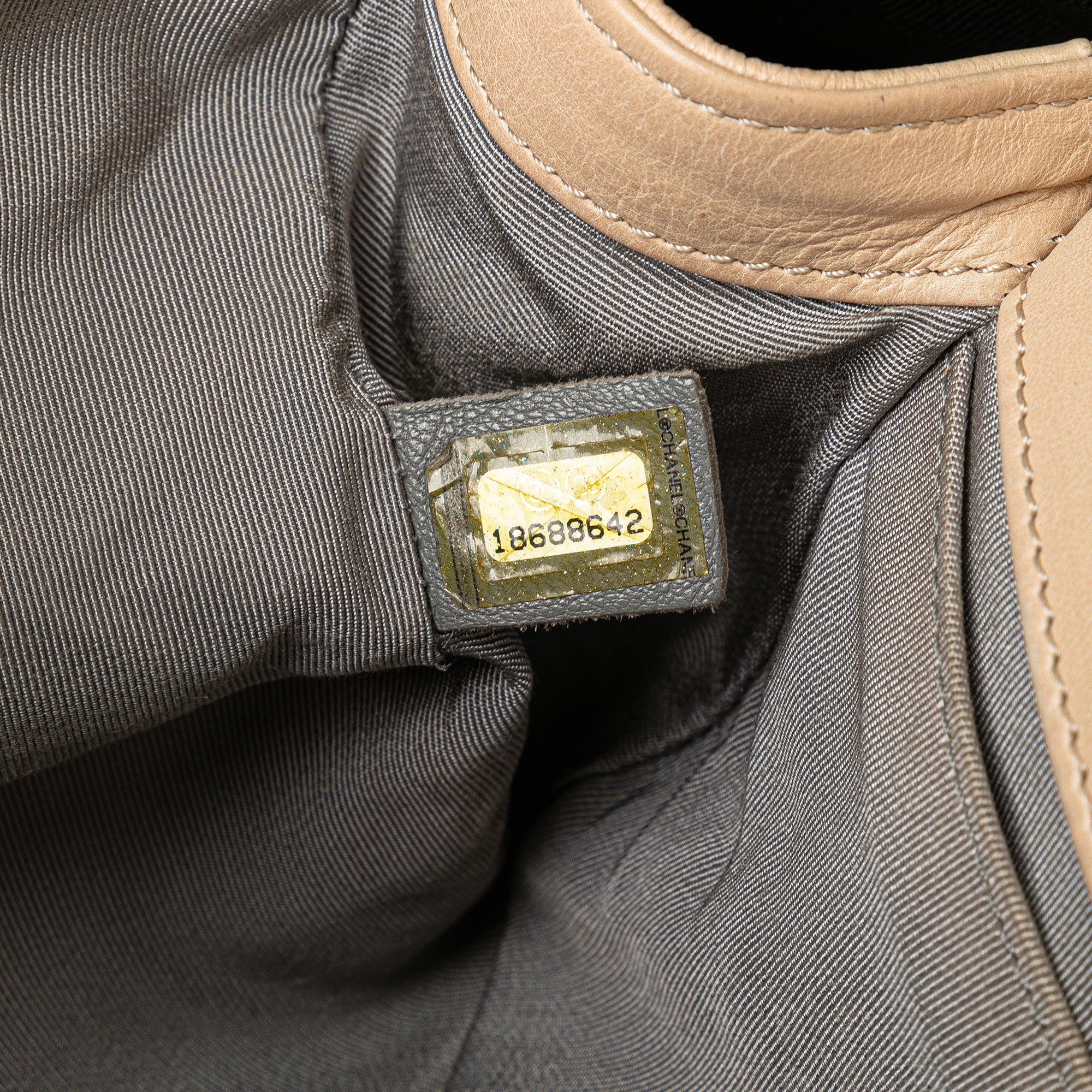 Chanel | Pre-Owned Old Medium Aged Calfskin Double Stitch Boy Flap | Beige - Image 7