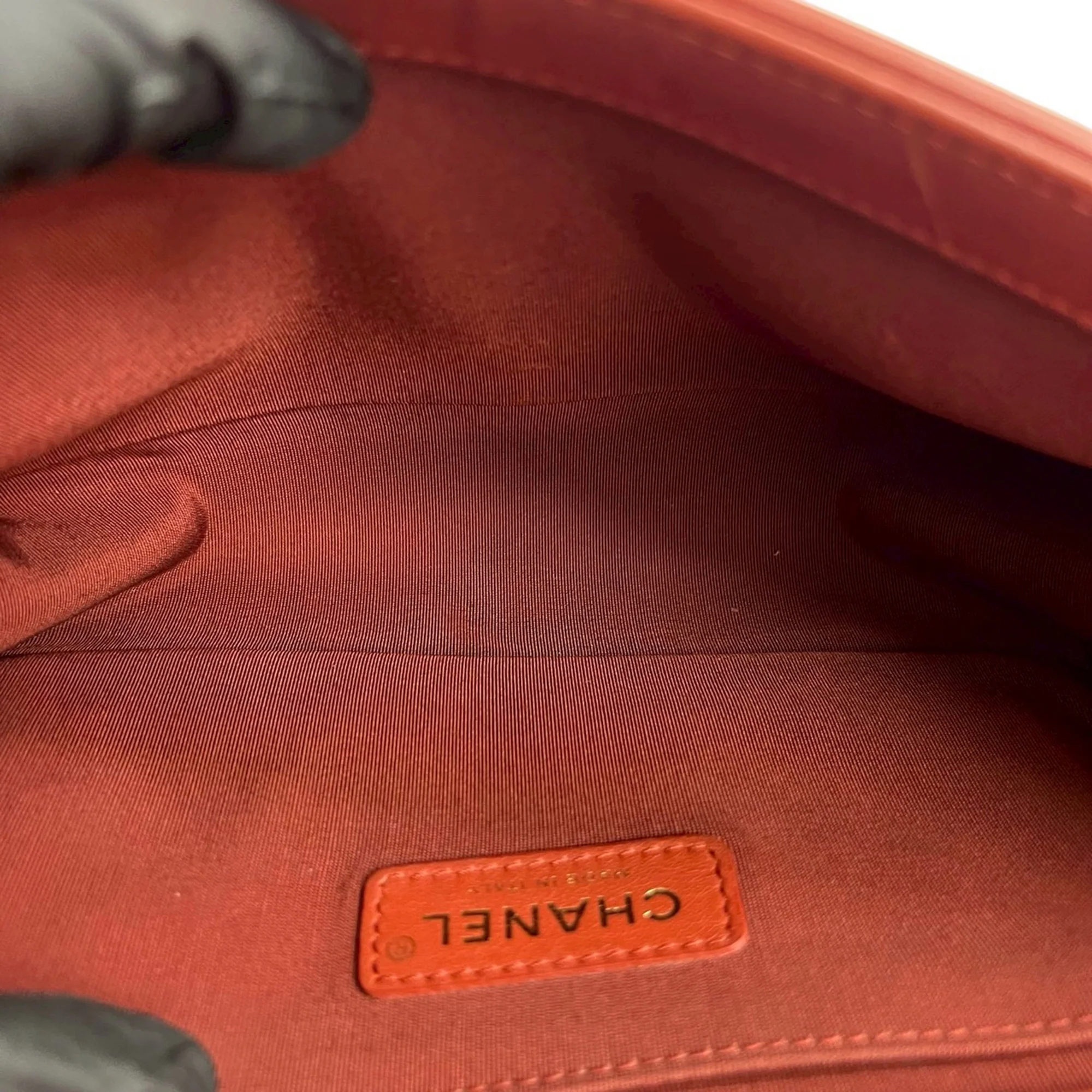Chanel | Pre-Owned Old Medium Quilted Lambskin Boy Flap | Red/Dark Red - Image 4