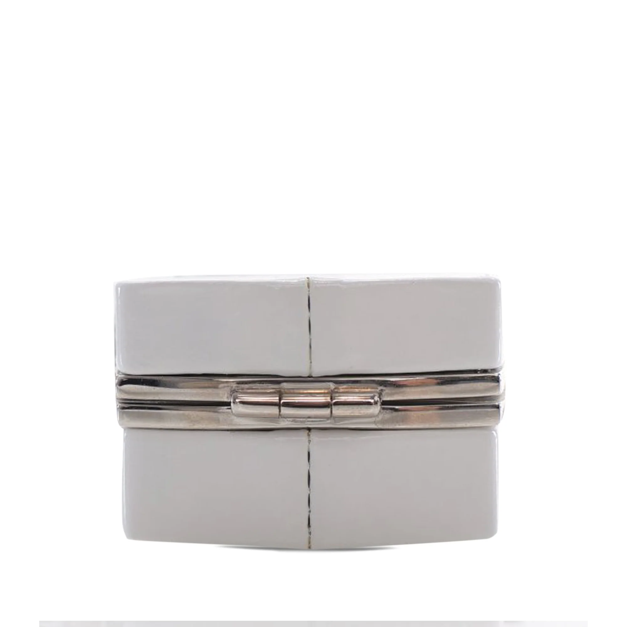 Chanel | Pre-Owned Patent Goatskin Make-Up Box Clutch With Chain | White - Image 10