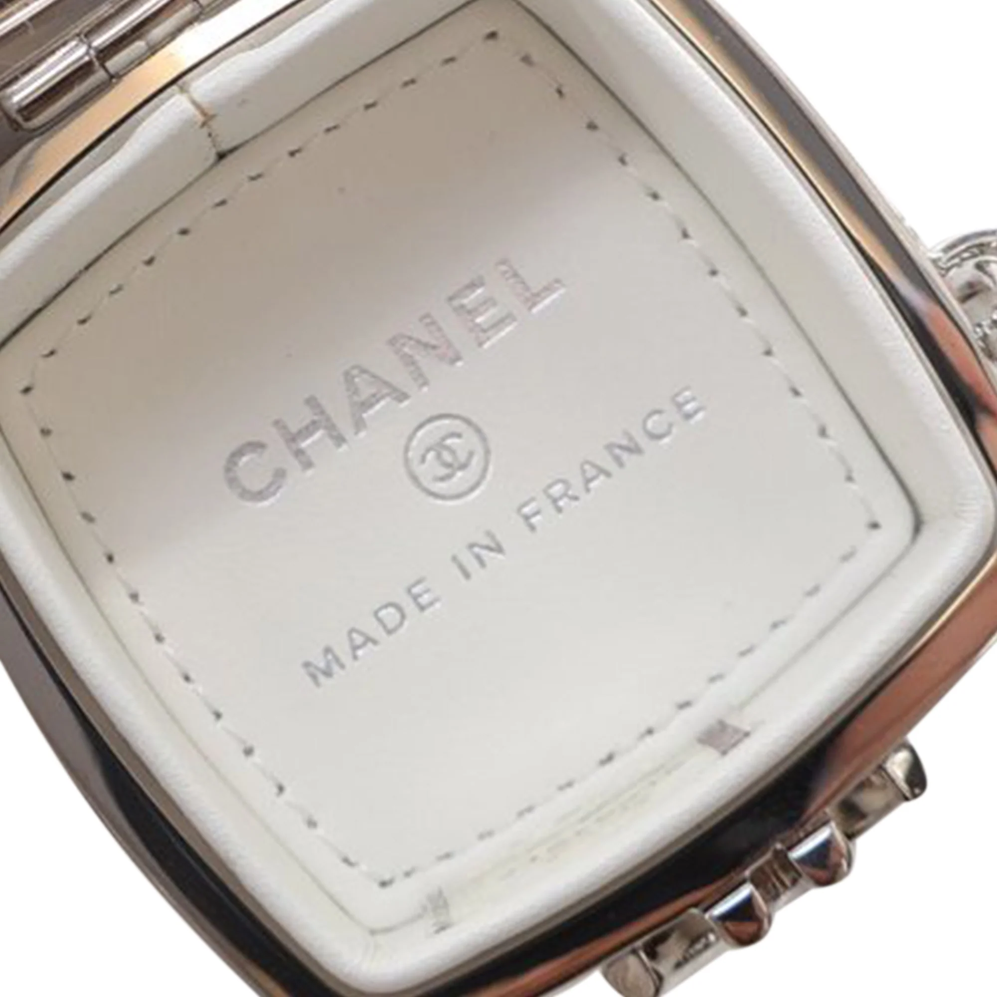 Chanel | Pre-Owned Patent Goatskin Make-Up Box Clutch With Chain | White - Image 11
