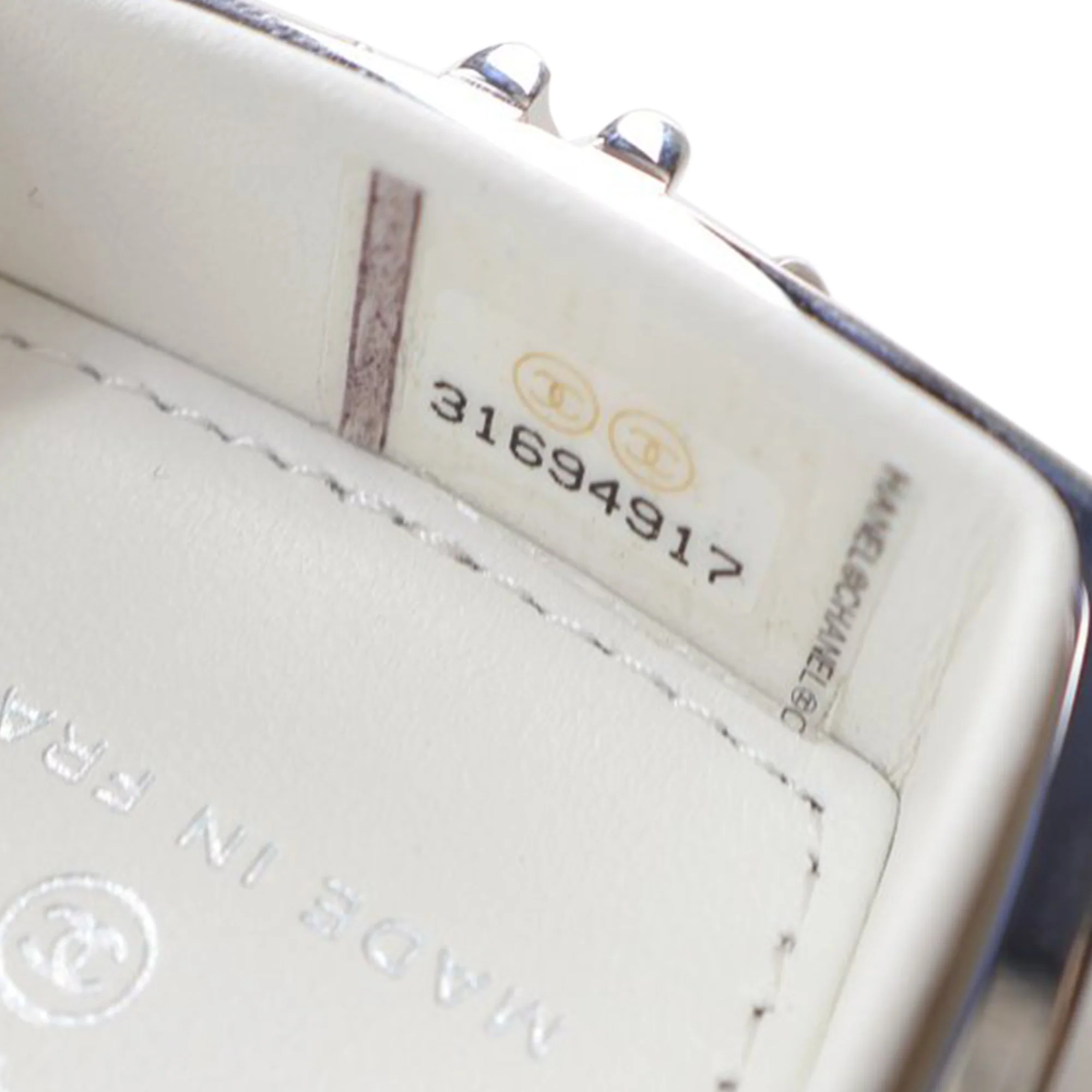 Chanel | Pre-Owned Patent Goatskin Make-Up Box Clutch With Chain | White - Image 13