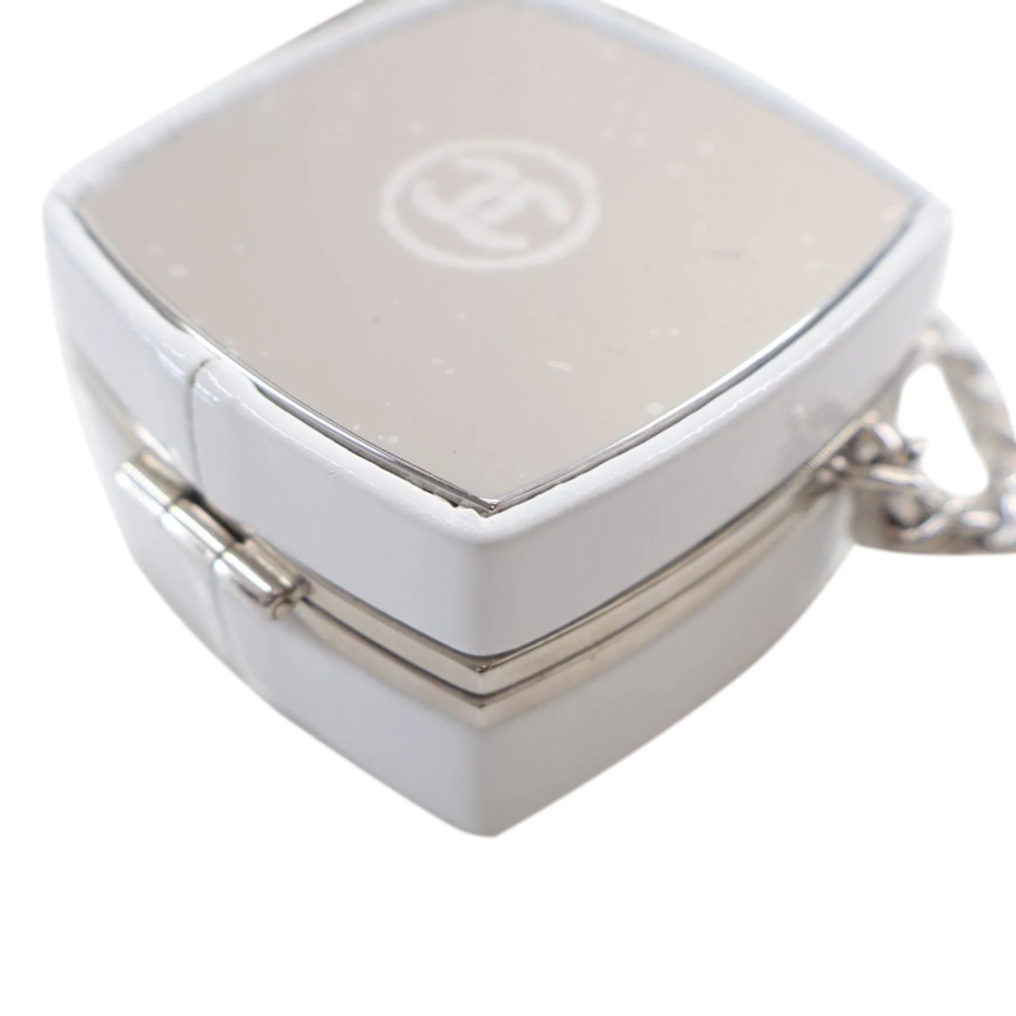 Chanel | Pre-Owned Patent Goatskin Make-Up Box Clutch With Chain | White - Image 14