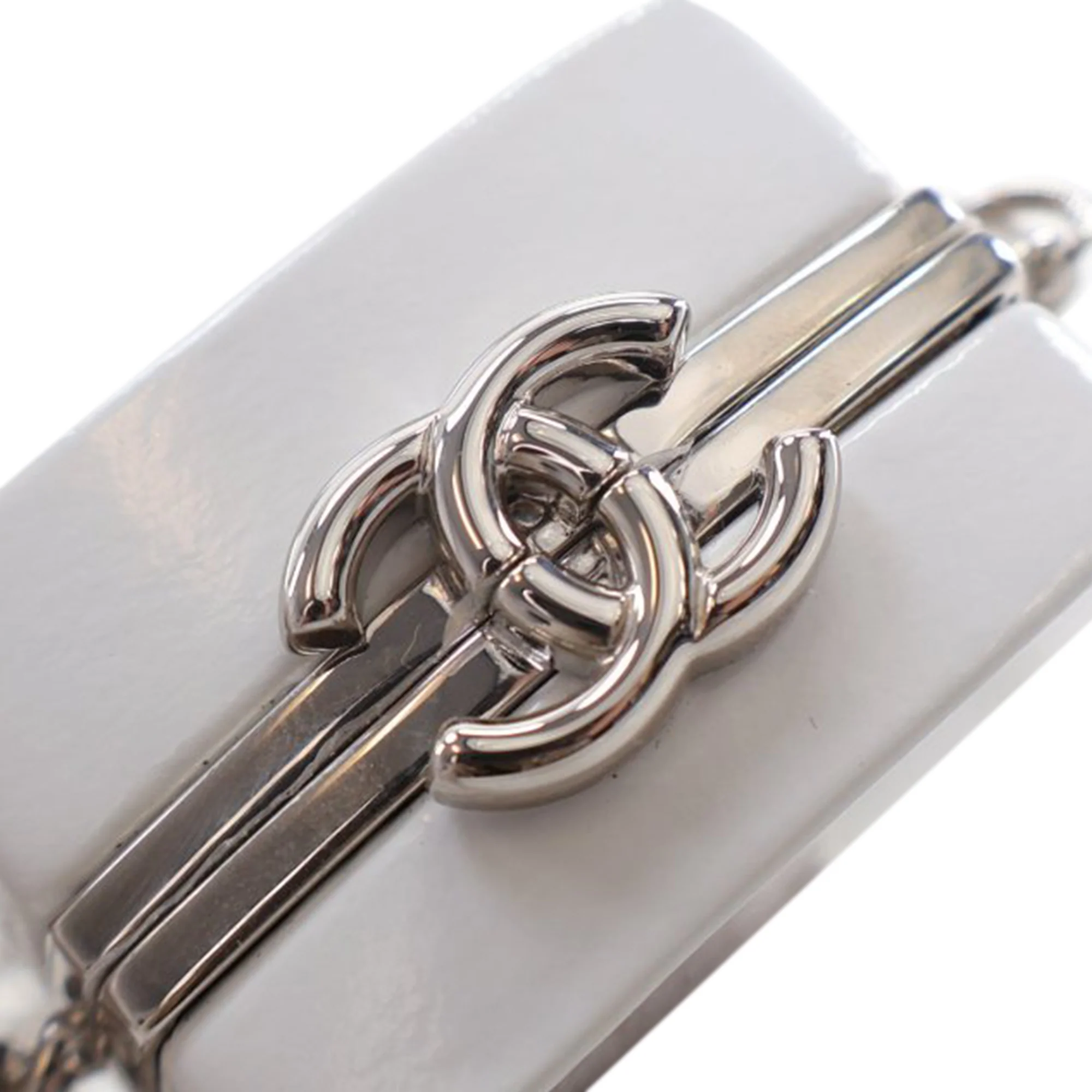 Chanel | Pre-Owned Patent Goatskin Make-Up Box Clutch With Chain | White - Image 2