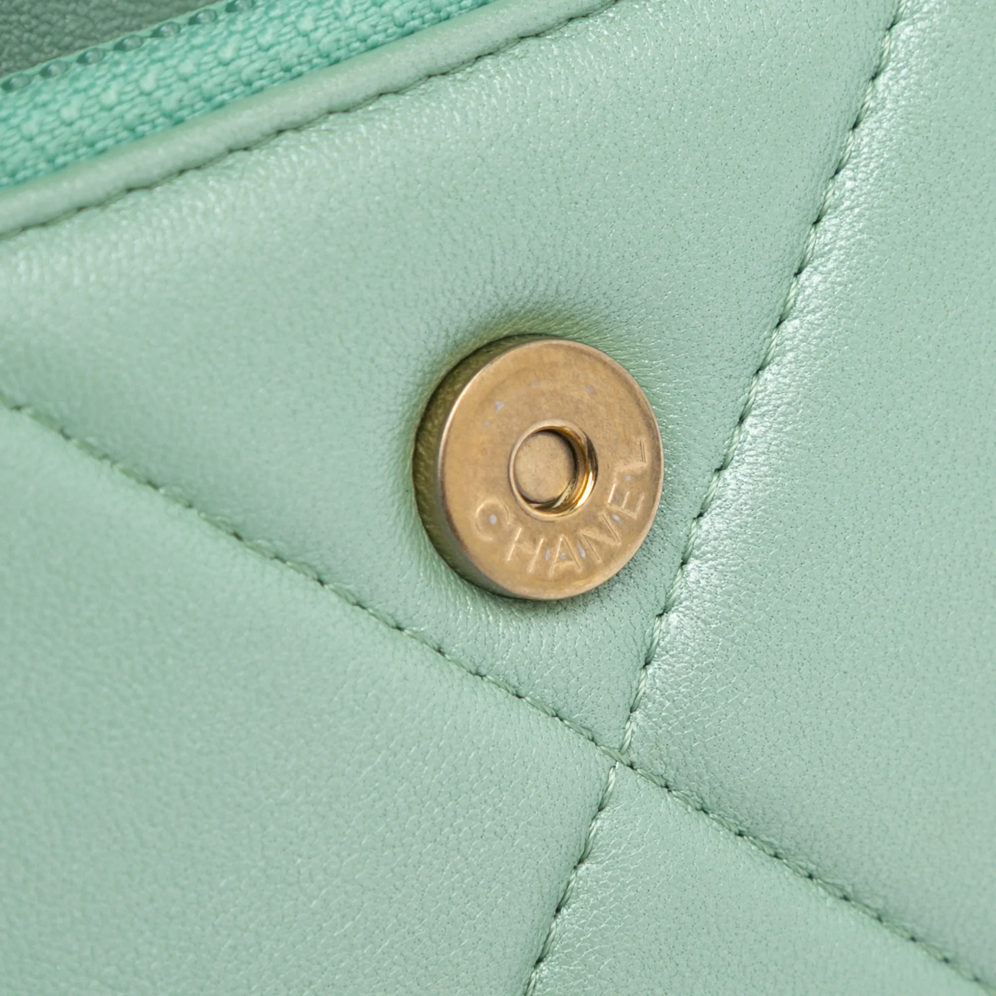 Chanel | Pre-Owned Quilted Lambskin 19 Wallet on Chain | Green/Light Green - Image 6