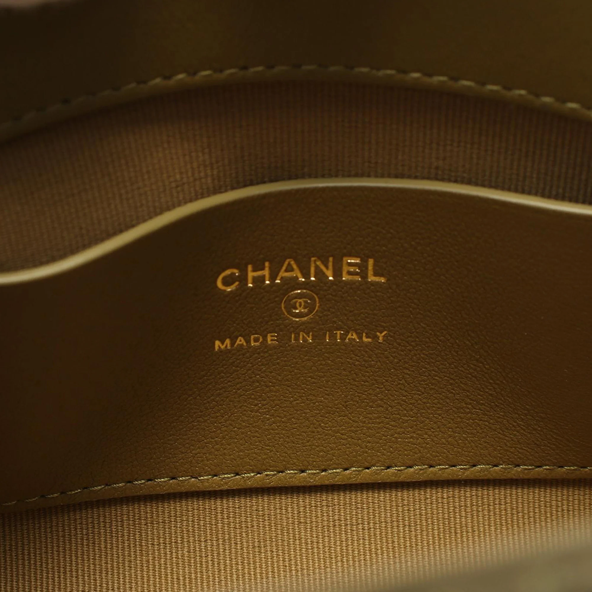 Chanel | Pre-Owned Quilted Lambskin Leo Shoulder Bag | Green/Olive Green - Image 4