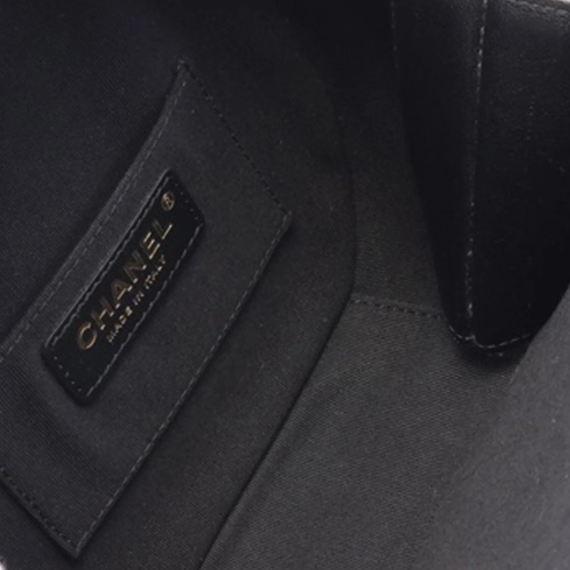 Chanel | Pre-Owned Quilted Lambskin Oval Logo Chain Top Handle Round Clutch on Chain | Black - Image 3