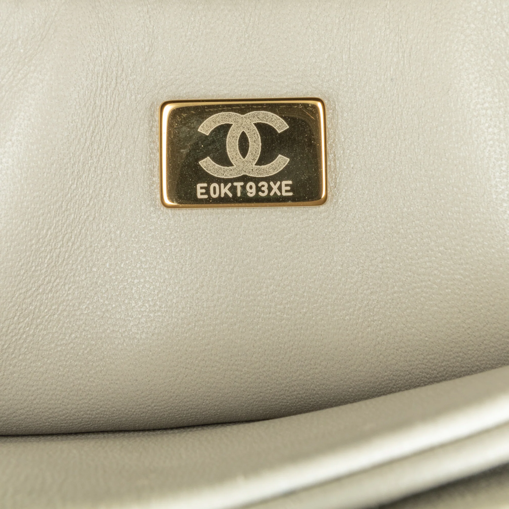 Chanel | Pre-Owned Quilted Shearling Chain Flap | Gray/Light Gray - Image 6