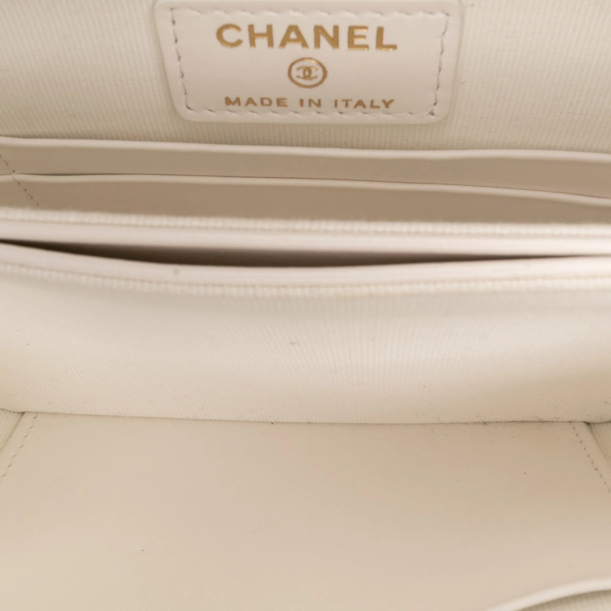 Chanel | Pre-Owned Quilted Shiny Lambskin Flap with Chain | White/Ivory - Image 7