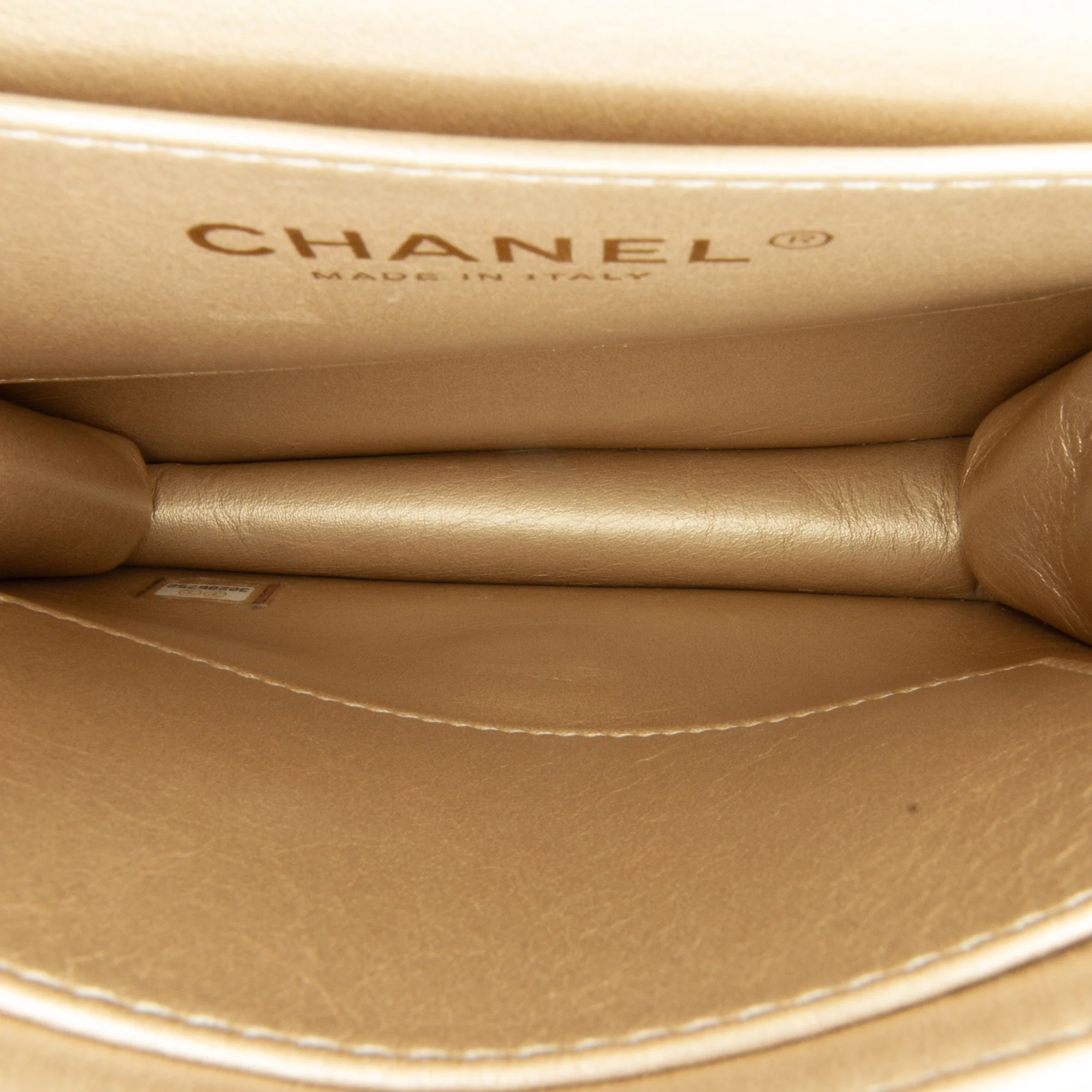 Chanel | Pre-Owned Small Chic Pearls Flap | White - Image 9