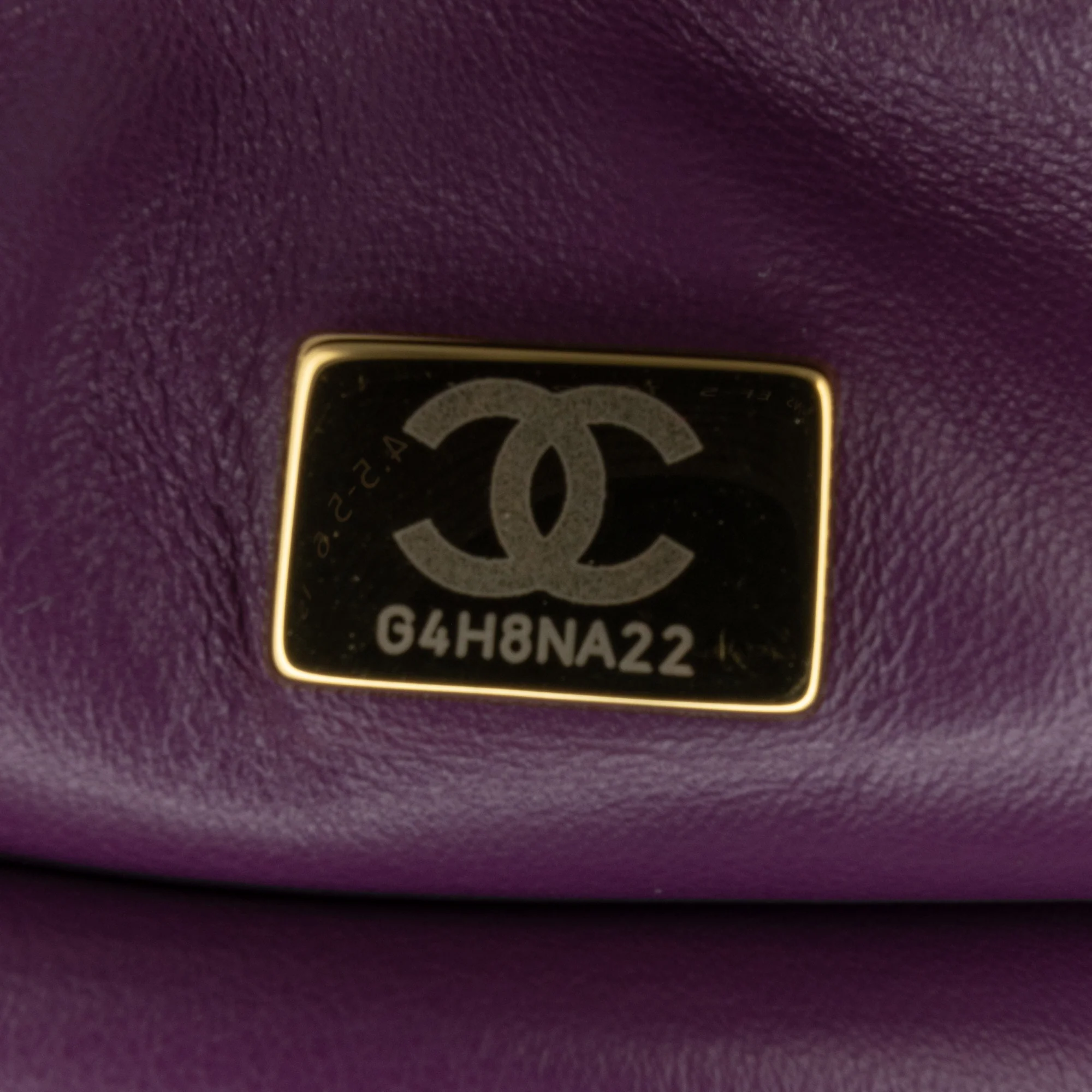 Chanel | Pre-Owned Small Quilted Shearling Vanity Case | Purple/Violet - Image 8