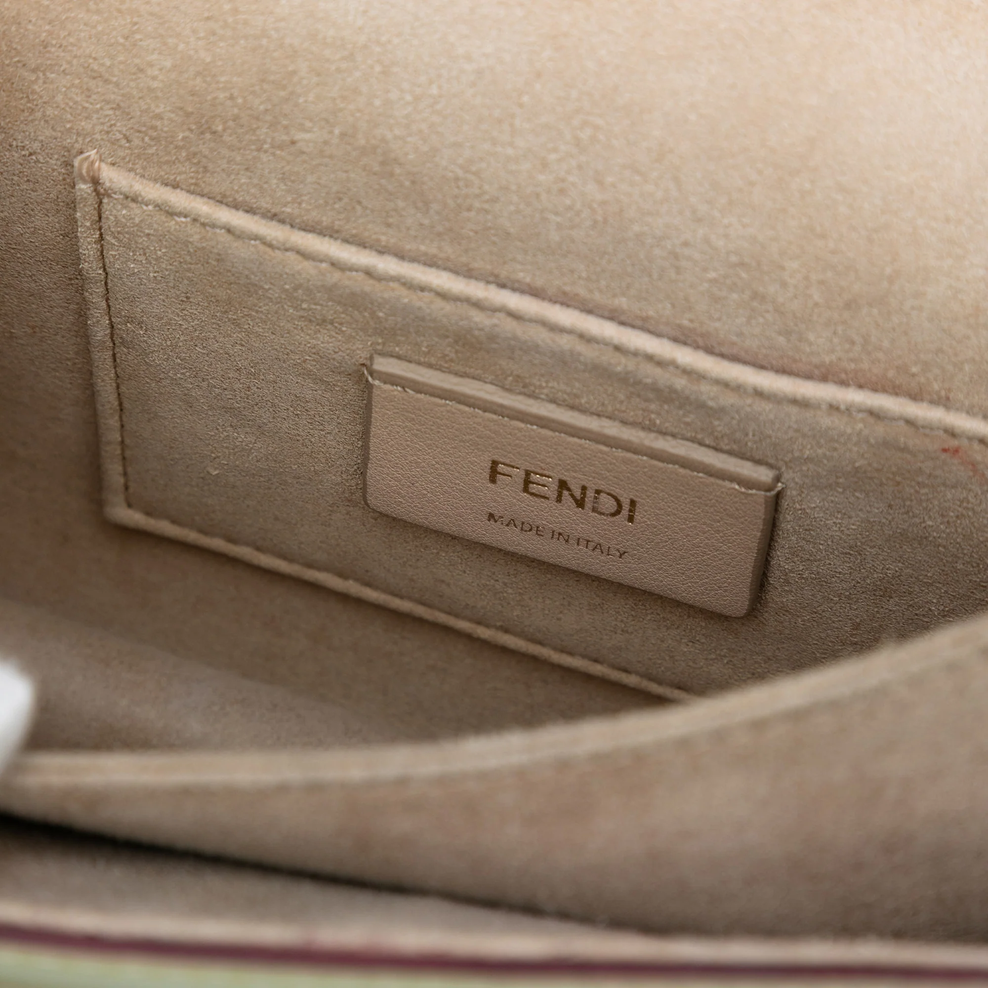 Fendi | Pre-Owned Small Scalloped Leather Kan I Crossbody | White/Off White - Image 5