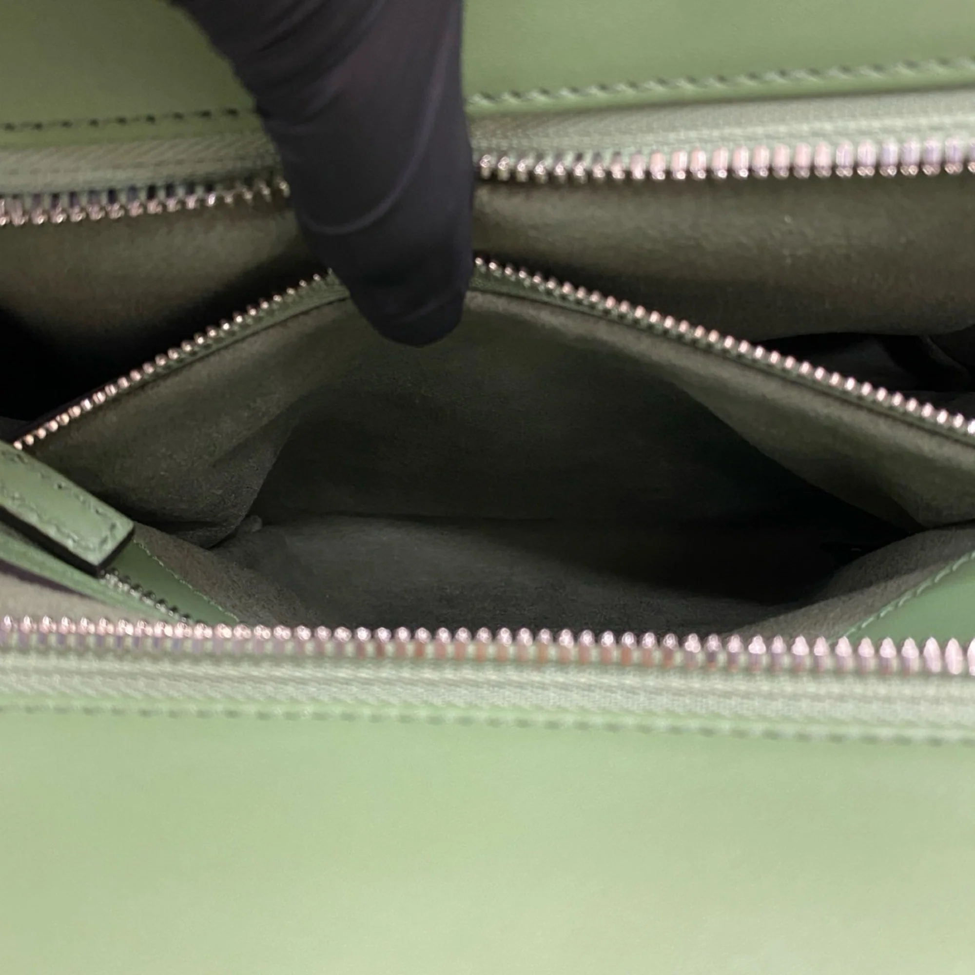 Gucci | Pre-Owned Small Leather Petite GG Tote | Green/Light Green - Image 7