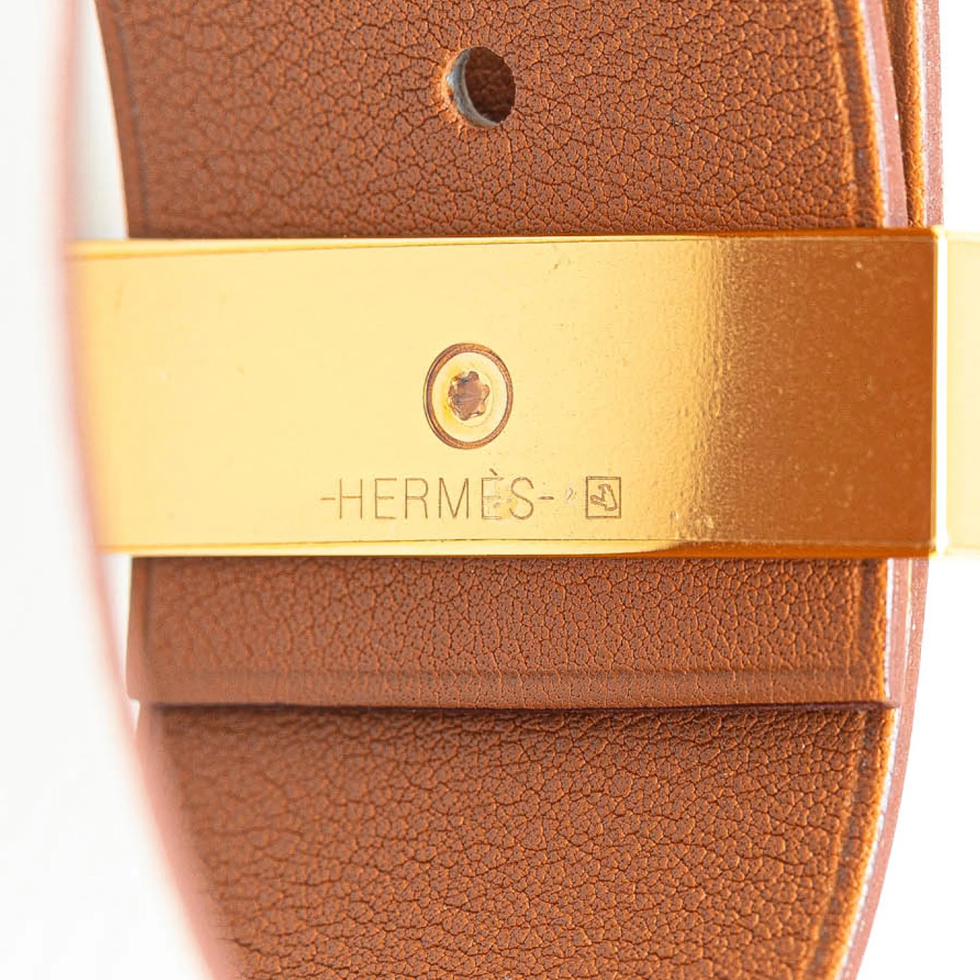 Hermes | Pre-Owned Bicolor Epsom Reversible Illusion Bracelet MM | White/GoldGold - Image 4