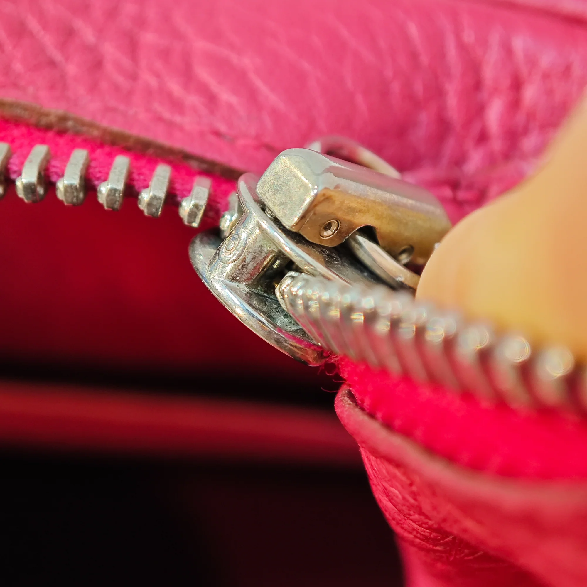 Hermes | Pre-Owned Clemence Lindy 34 | Red/Dark Red - Image 11