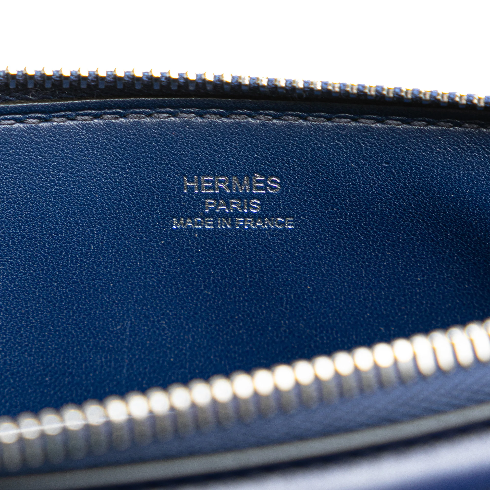 Hermes | Pre-Owned Tadelakt Kelly Cadena Handbag | Blue/Navy - Image 5