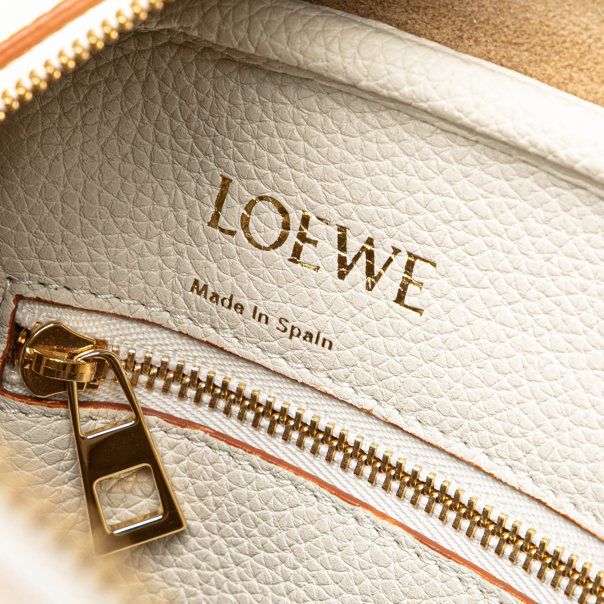 LOEWE | Pre-Owned Leather Amazona Square 19 | White - Image 10