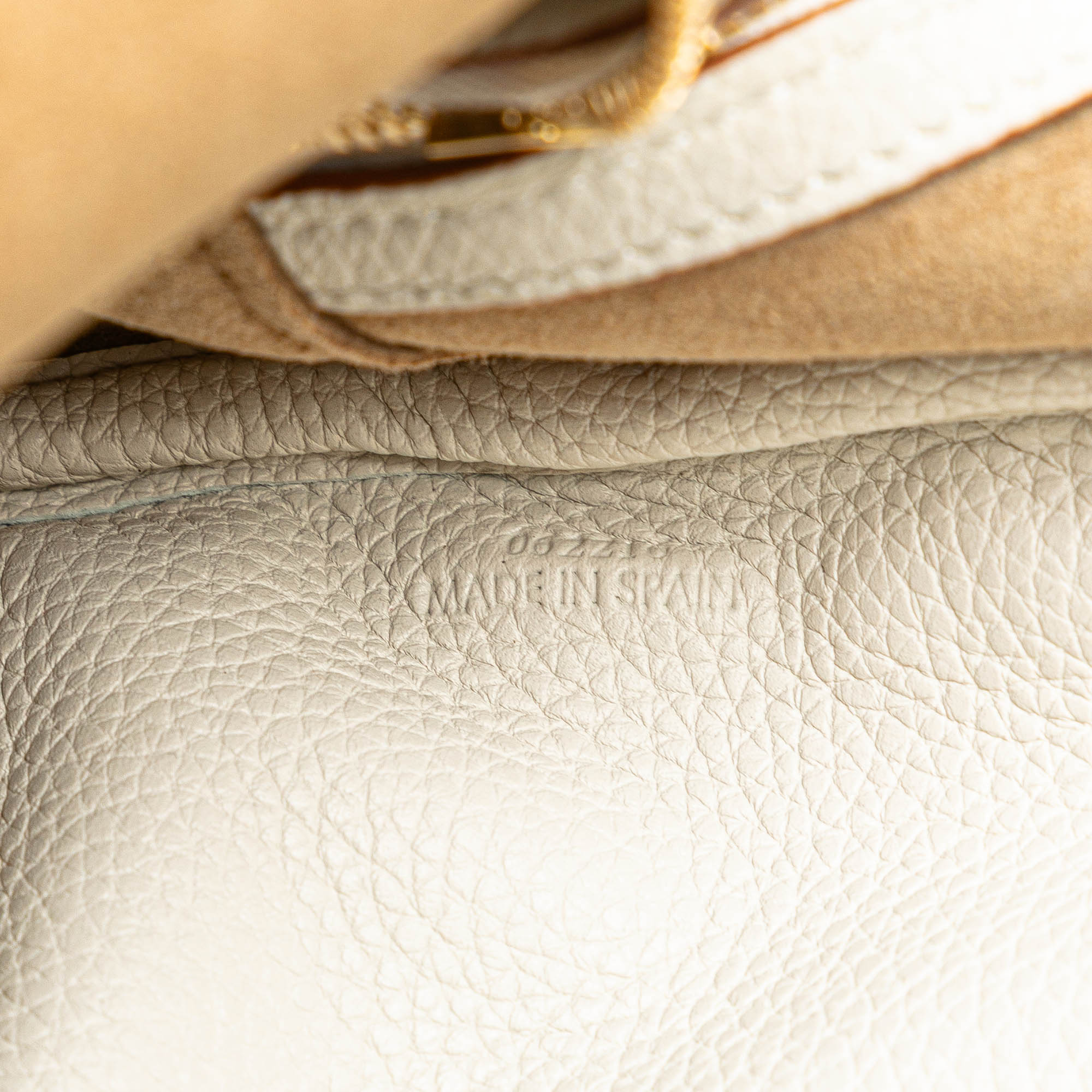LOEWE | Pre-Owned Leather Amazona Square 19 | White - Image 11
