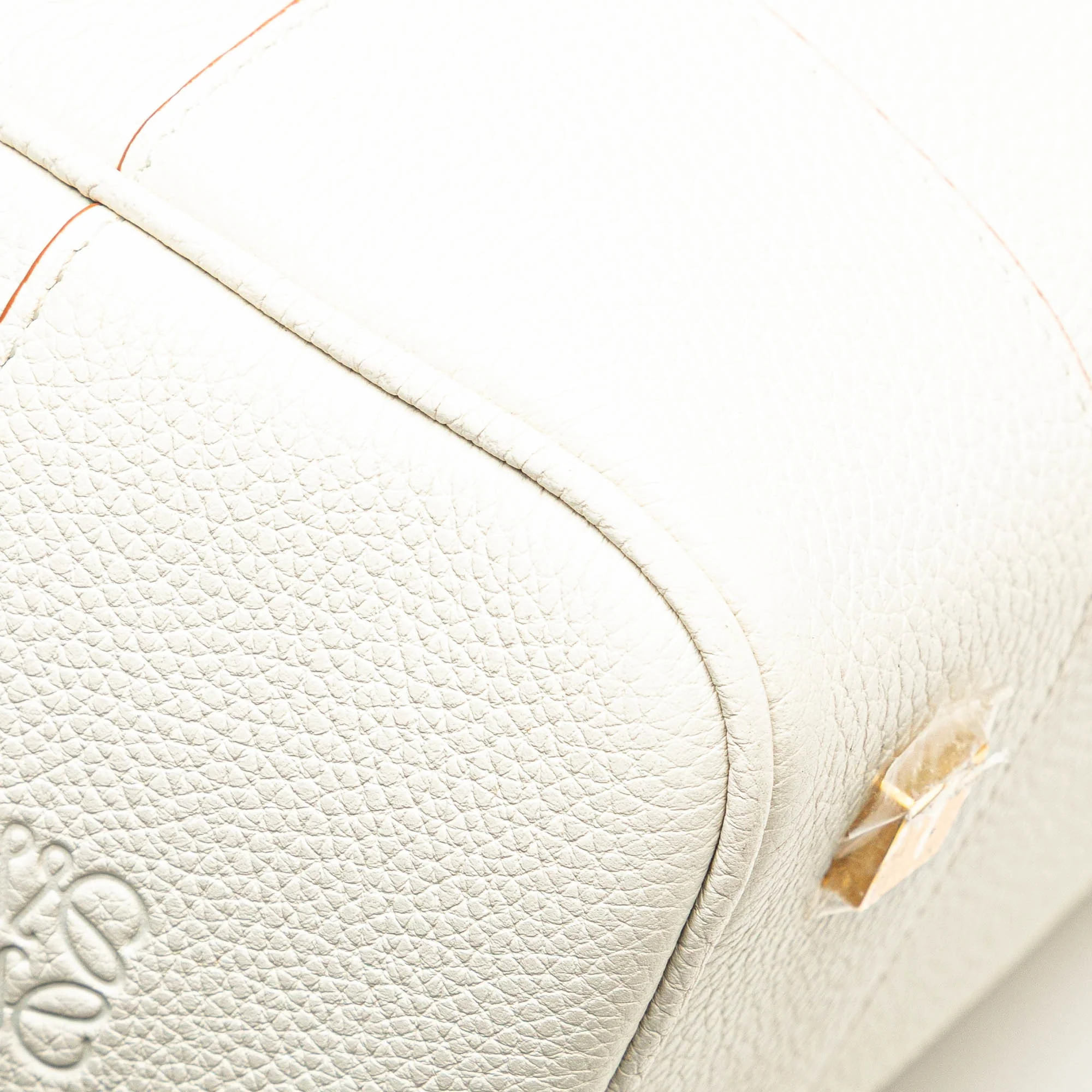 LOEWE | Pre-Owned Leather Amazona Square 19 | White - Image 2