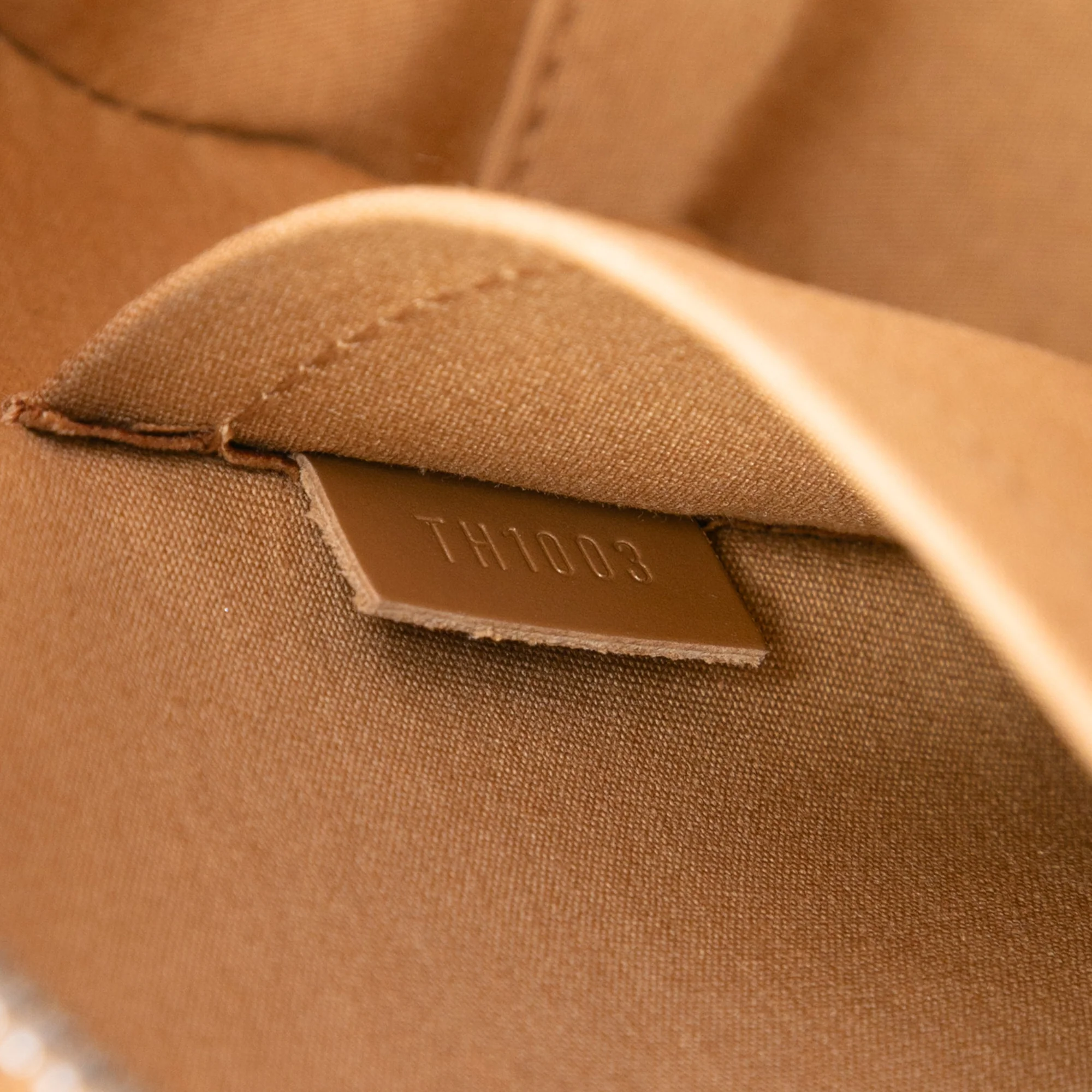 Louis Vuitton | Pre-Owned Monogram Mat Shelton | Beige - Image 6