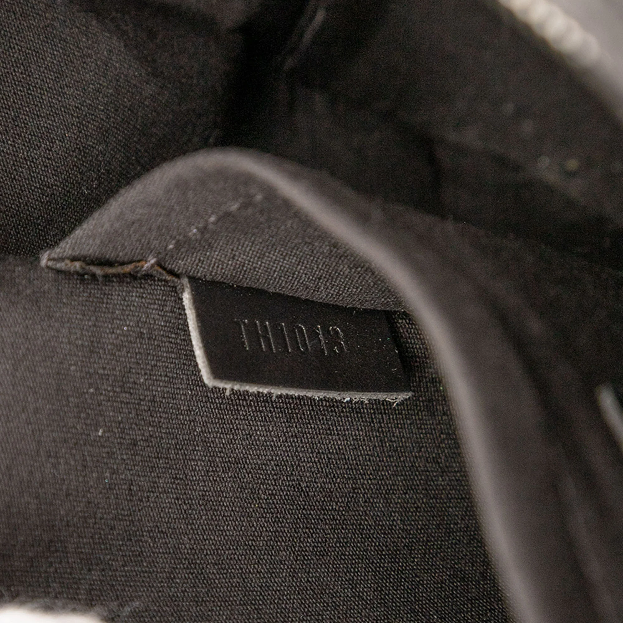 Louis Vuitton | Pre-Owned Monogram Mat Shelton | Gray/Dark Gray - Image 7