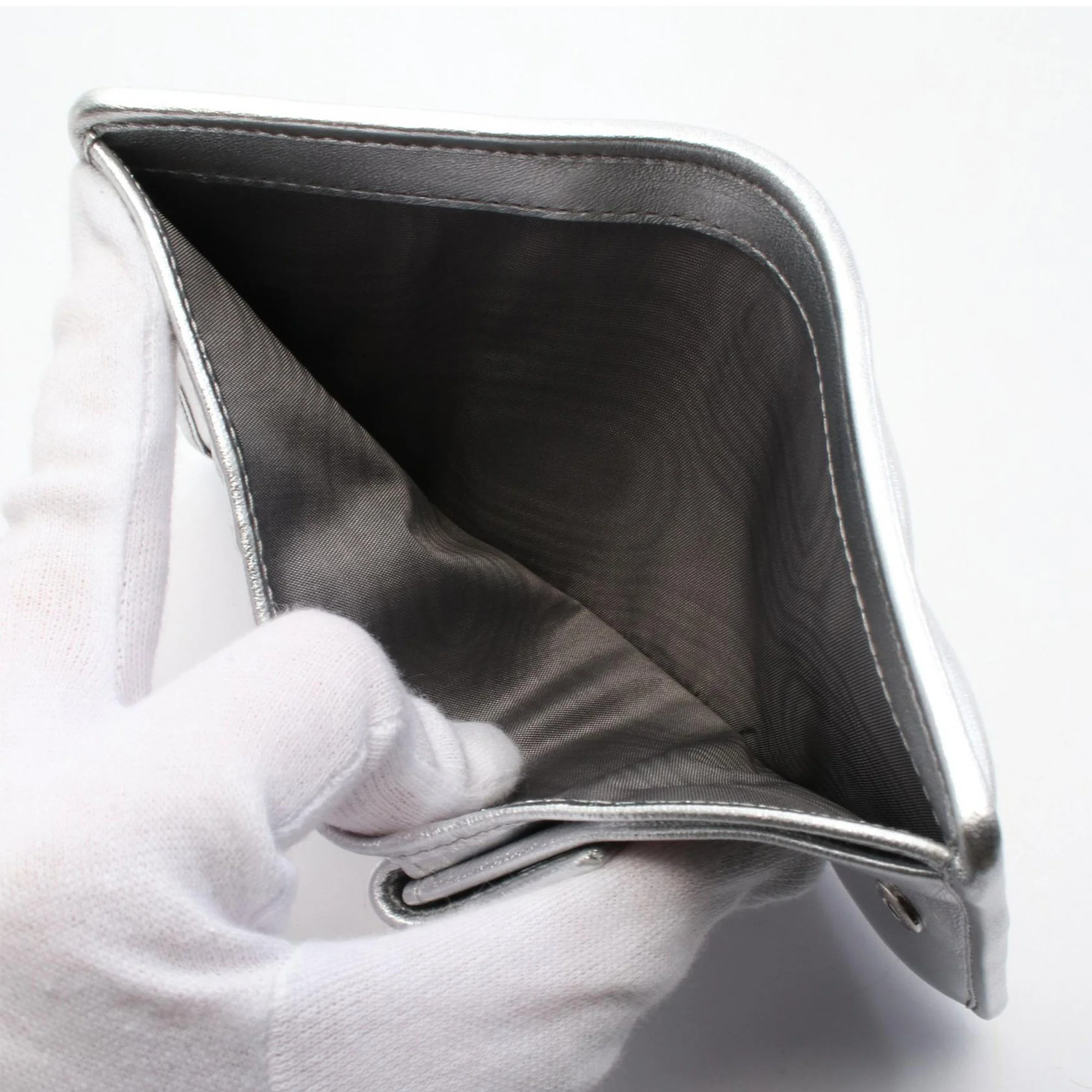Miu Miu | Pre-Owned Metallic Matelasse Wallet | Silver - Image 3