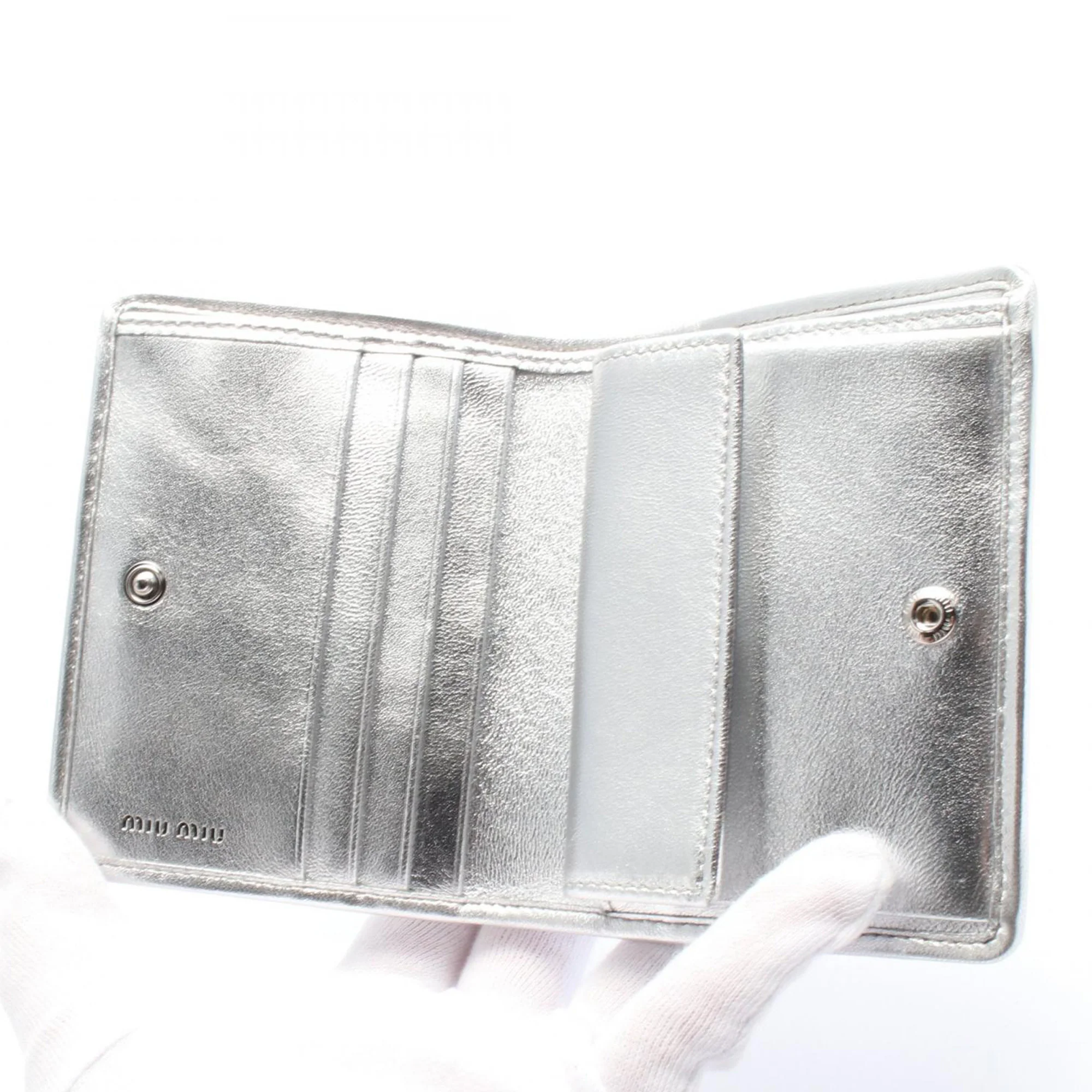 Miu Miu | Pre-Owned Metallic Matelasse Wallet | Silver - Image 6