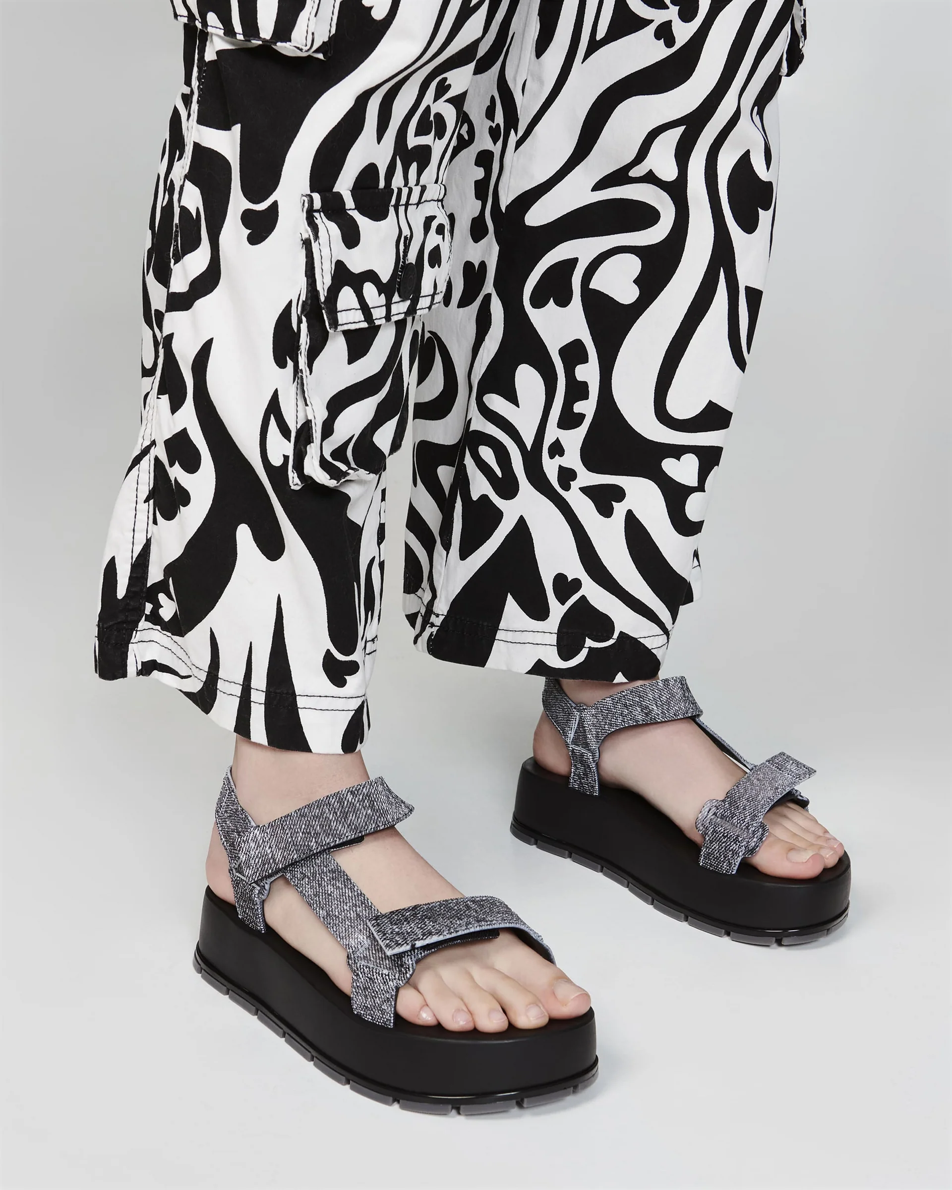 Flowing Denim Platform | Black Jeans - Image 9