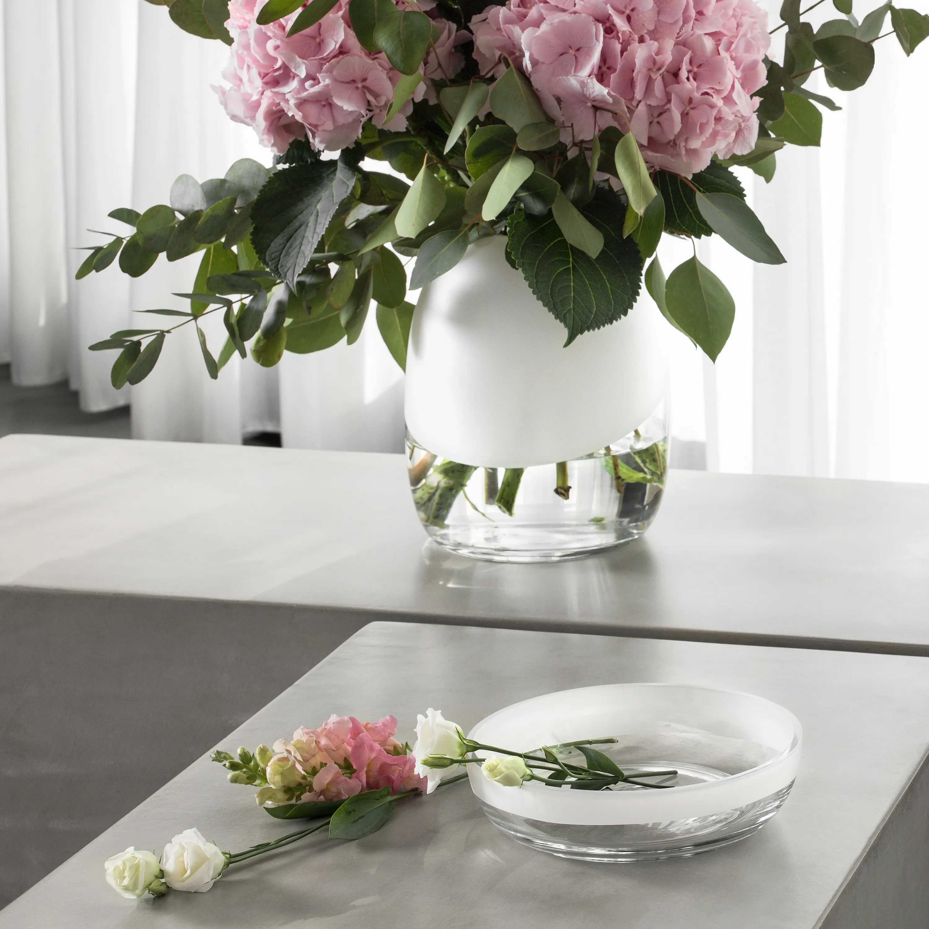 Flower Vase Airs | White | 8" x 2"